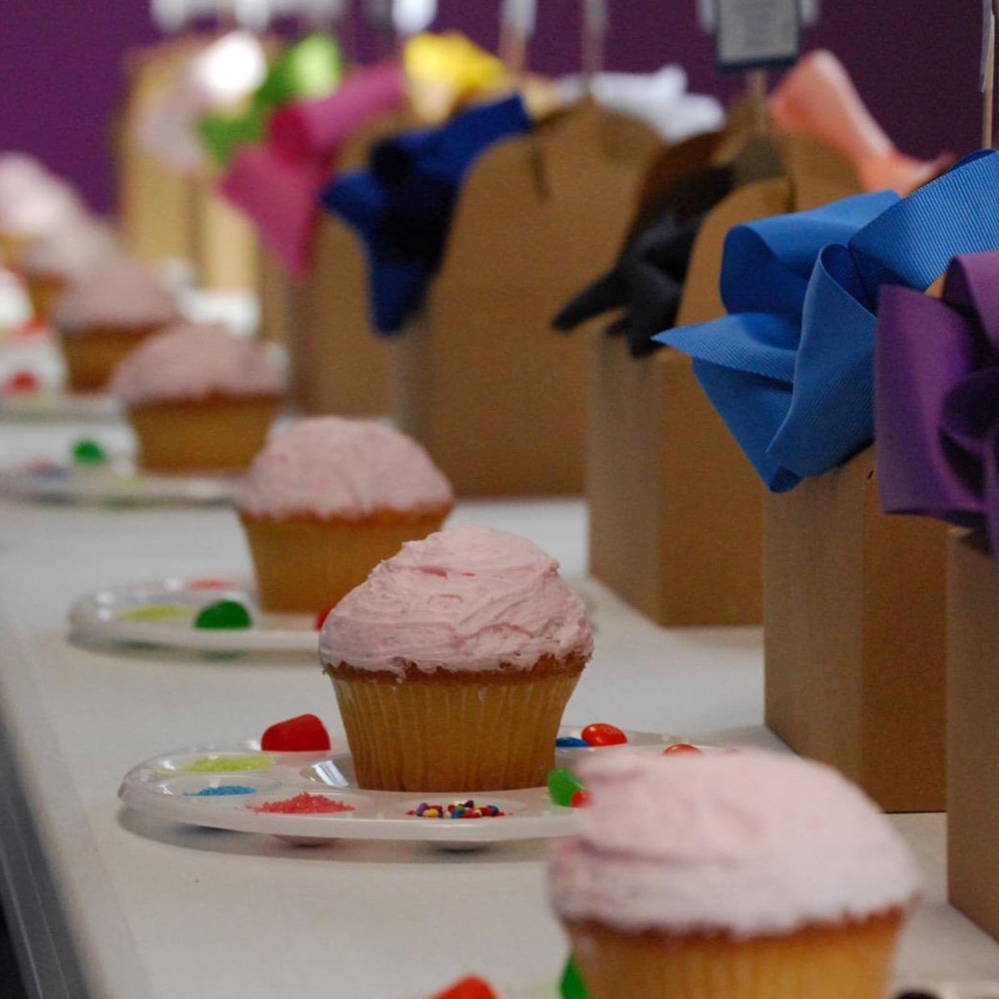 HEIHAK 50 PCS 8x6x4 Inch Large Gable Boxes Bulk, Gift Boxes with Handle, Treat Party Favor Boxes for Birthday,Wedding,Picnic and Christmas
