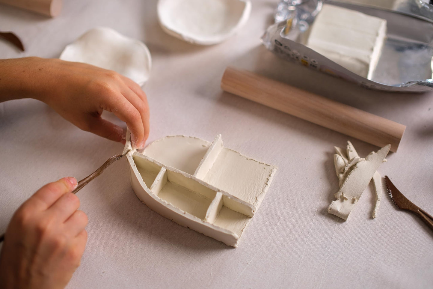 Jovi - Complete Air Dry Clay Set - 5 White and 2 Terracotta 1.1 lb Bars + 20 Sculpting Tools - Plastic Container - Easy to Store and Carry - Pottery Supplies