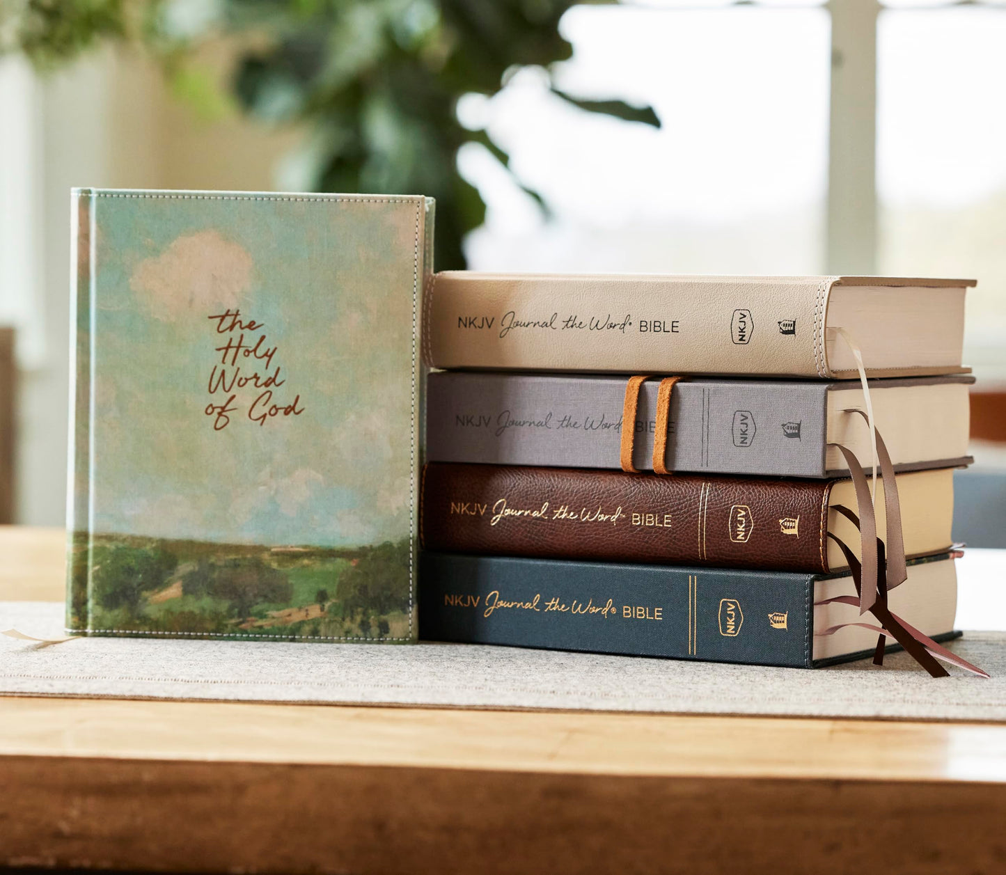NKJV, Journal the Word Bible, Cloth over Board, Blue Floral, Red Letter, Comfort Print: Reflect, Journal, or Create Art Next to Your Favorite Verses