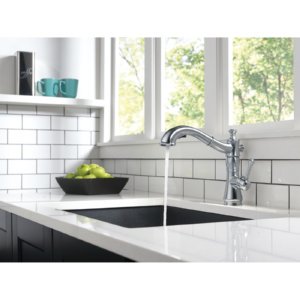 Delta Faucet Cassidy Pull Out Kitchen Faucet, Polished Nickel Kitchen Sink Faucet, Kitchen Faucet with Pull Out Sprayer, Magnetic Docking Spray Head, Polished Nickel 4197-PN-DST