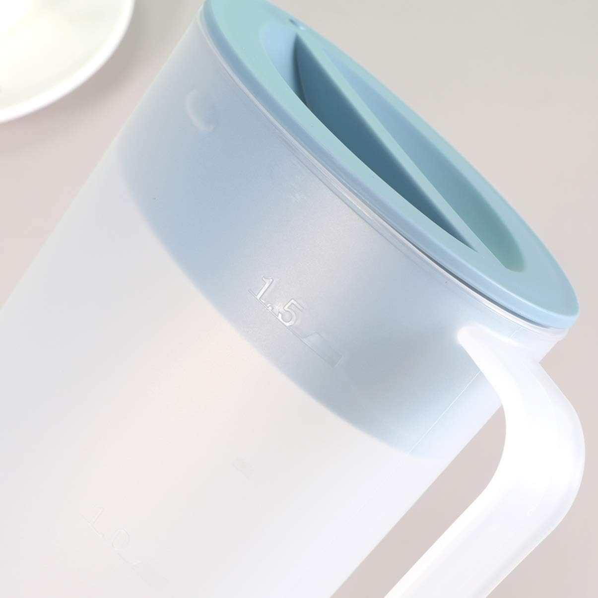 Housoutil Juice Pitcher Carafes, 1.6 Litre Plastic Drink Pitcher with Lid for Cold Beverages