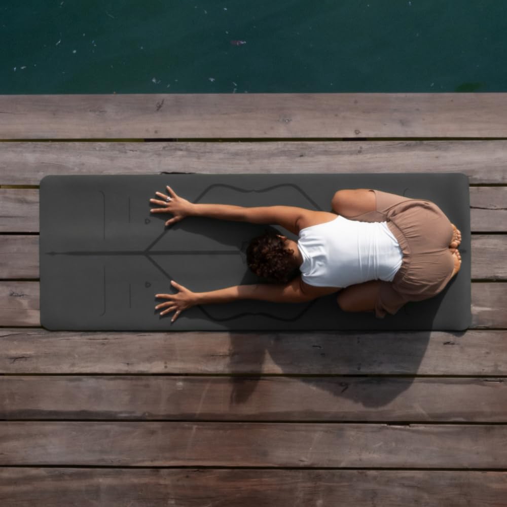 Liforme Original Yoga Mat – Free Yoga Bag Included - Patented Alignment System, Warrior-like Grip, Non-slip, Eco-friendly, sweat-resistant, 4.2mm thick mat for comfort - Grey
