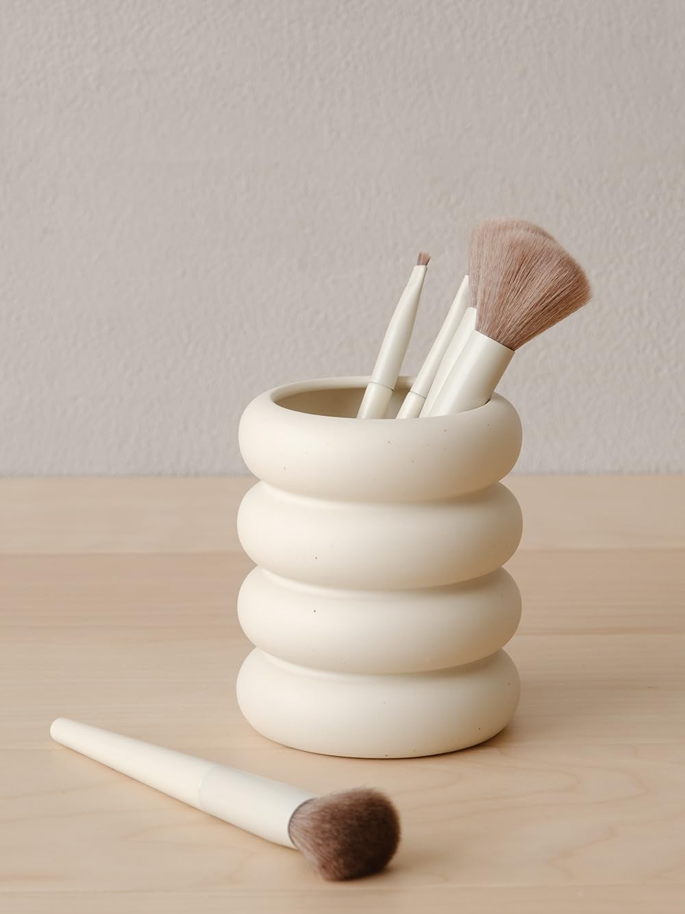 WENSHUO Chubby Pen Holder, Makeup Brush Organizer, Modern and Minimalistic, Ceramic Desk Accessories (Matte Crème)