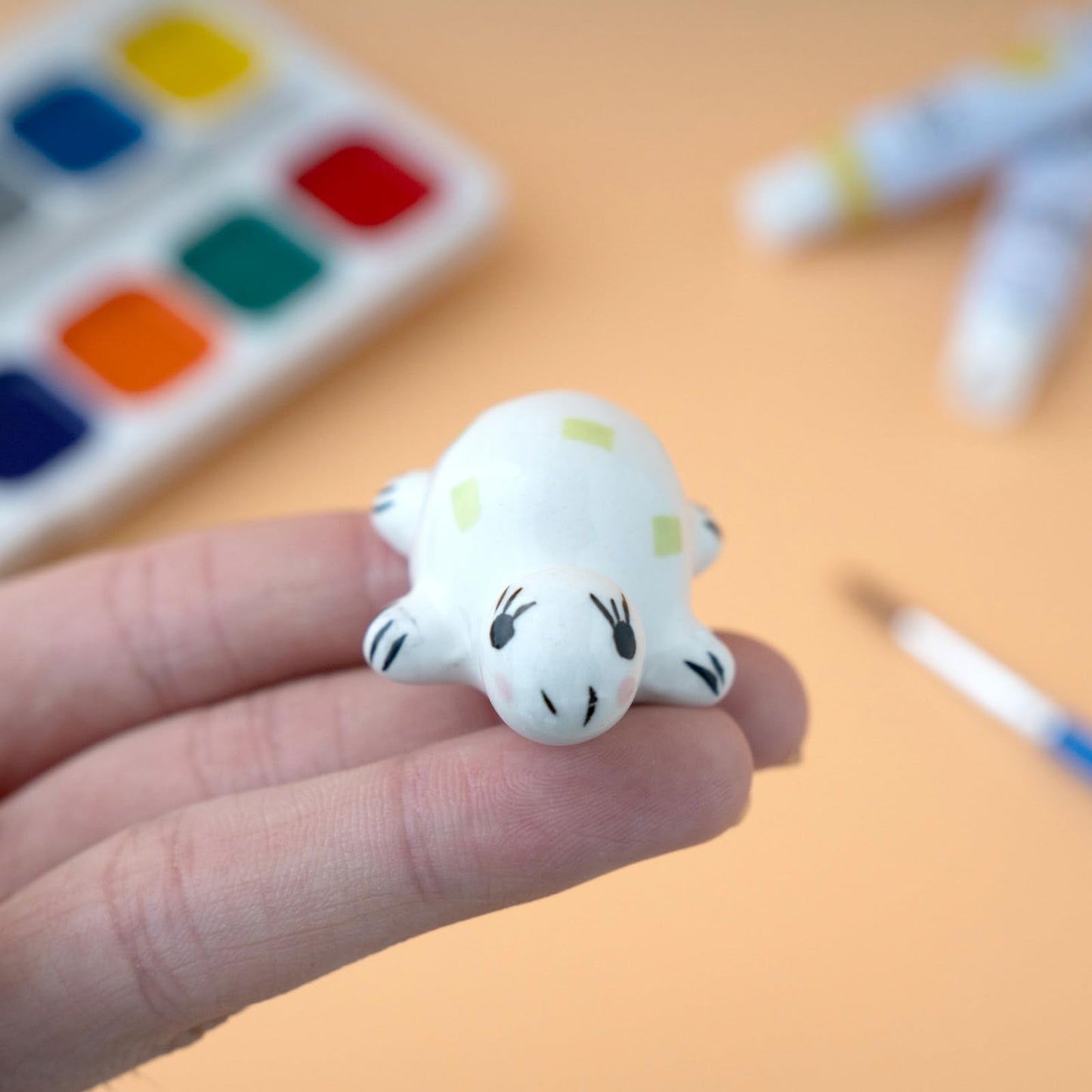 Turtle Design Ceramic Paint Palette with Water Bowl Brush Holder & Reusable Environmental Friendly Tray for Ceramic for Workspace Decor and Outdoor Sketching ，Gifts for Painting Lovers