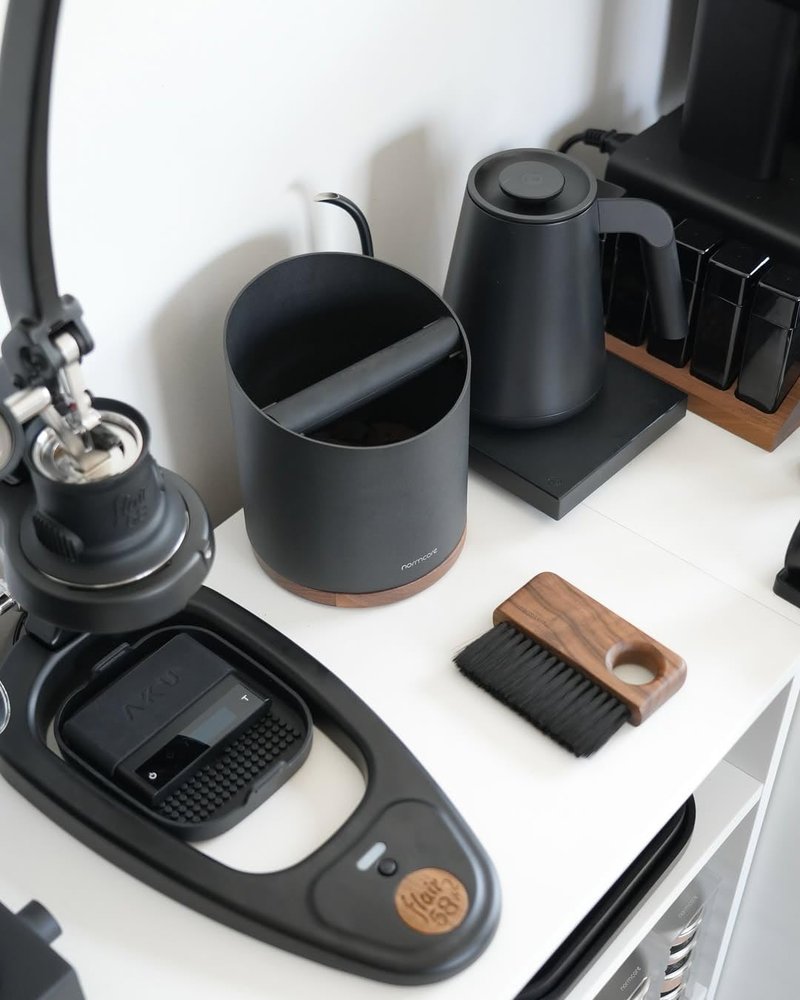 Normcore Espresso Knock Box - 1.8L Capacity, Holds 40–45 Pucks - Heavy-Duty Stainless Steel Coffee Grounds Bin with Removable Knock Bar and Walnut Non-Slip Base, Black