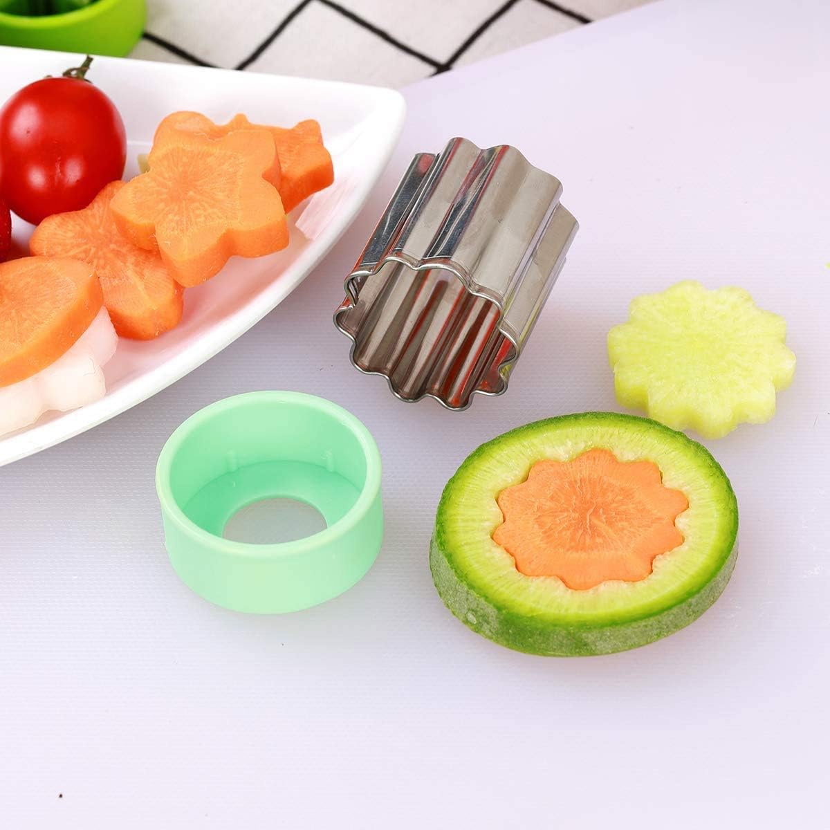 Sandwich Cutter Set - 4 Sandwich Cutters Shaped Like Dinosaur, Star, Heart, and 8 Vegetable Cutters for Children