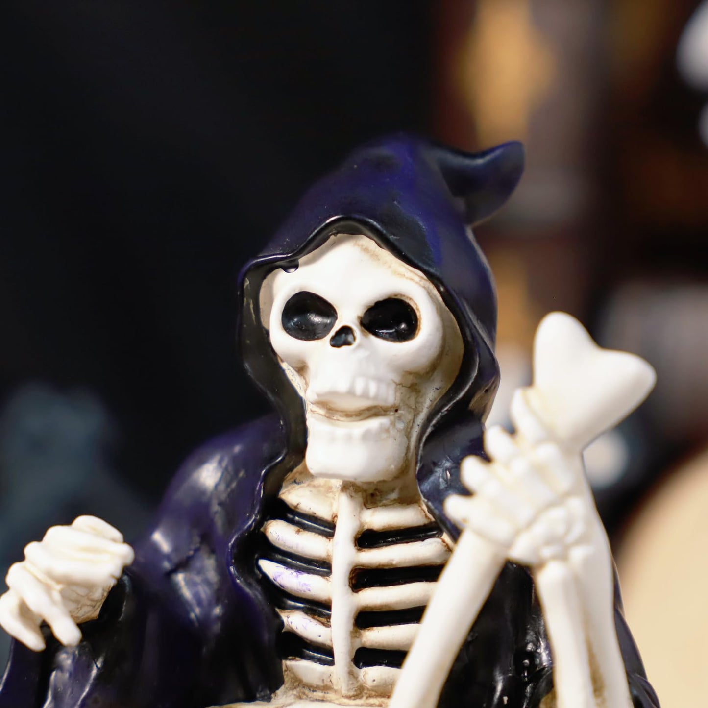 VesHome Halloween Witch Skeleton Figurine – Resin Grim Reaper Decor, Gothic Spooky Decoration for Desk, Bookshelf, Halloween Party or Haunted House Display