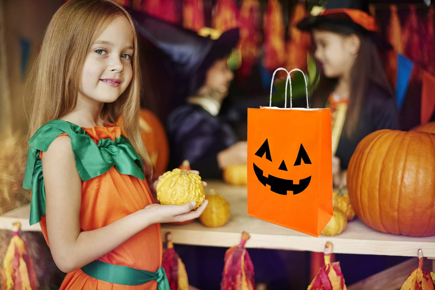 100 Pieces Halloween Pumpkin Gift Bags Trick or Treat Kraft Paper Candy Goodie Bags with Handle for Halloween Party Favors Supplies