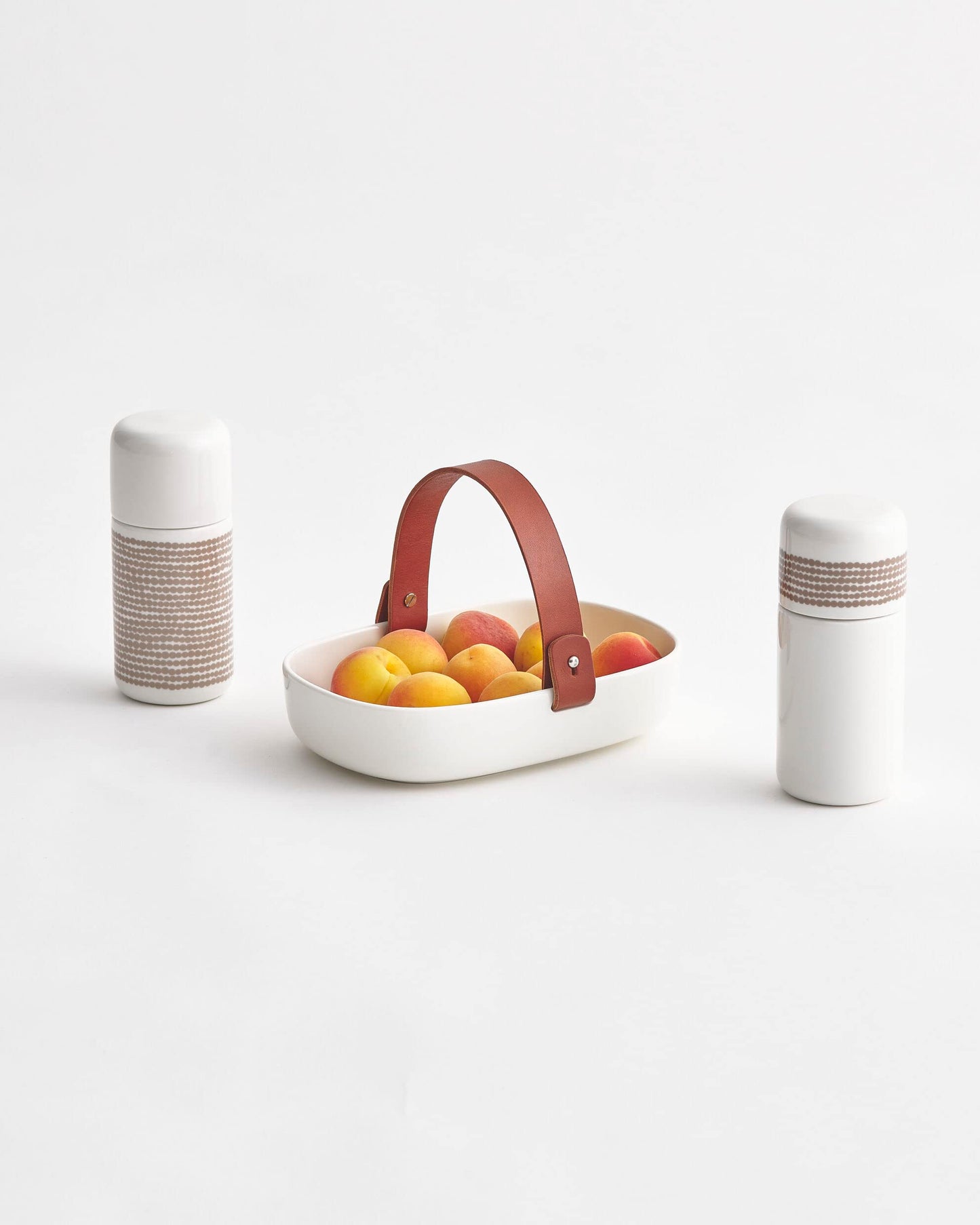 MARIMEKKO Koppa Oiva Serving Tray — Refine Your Kitchen Décor with Our Iconic White Stoneware — Stylish & Classic White Porcelain Serving Tray to Elevate Your Dining Experience (5 in x 8 in)