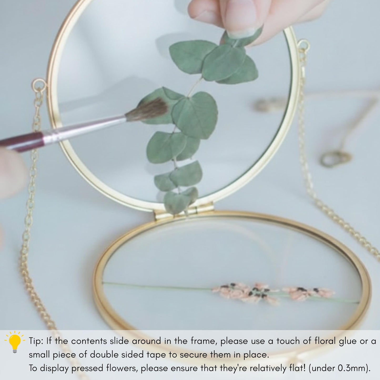 Beedecor Round Pressed Flower Glass Frame with Hanging Chain – Real Dried Flowers Arranged in Crescent Shape | Double Glass Floating Frame Wall Décor | Boho Home & Gift Decoration