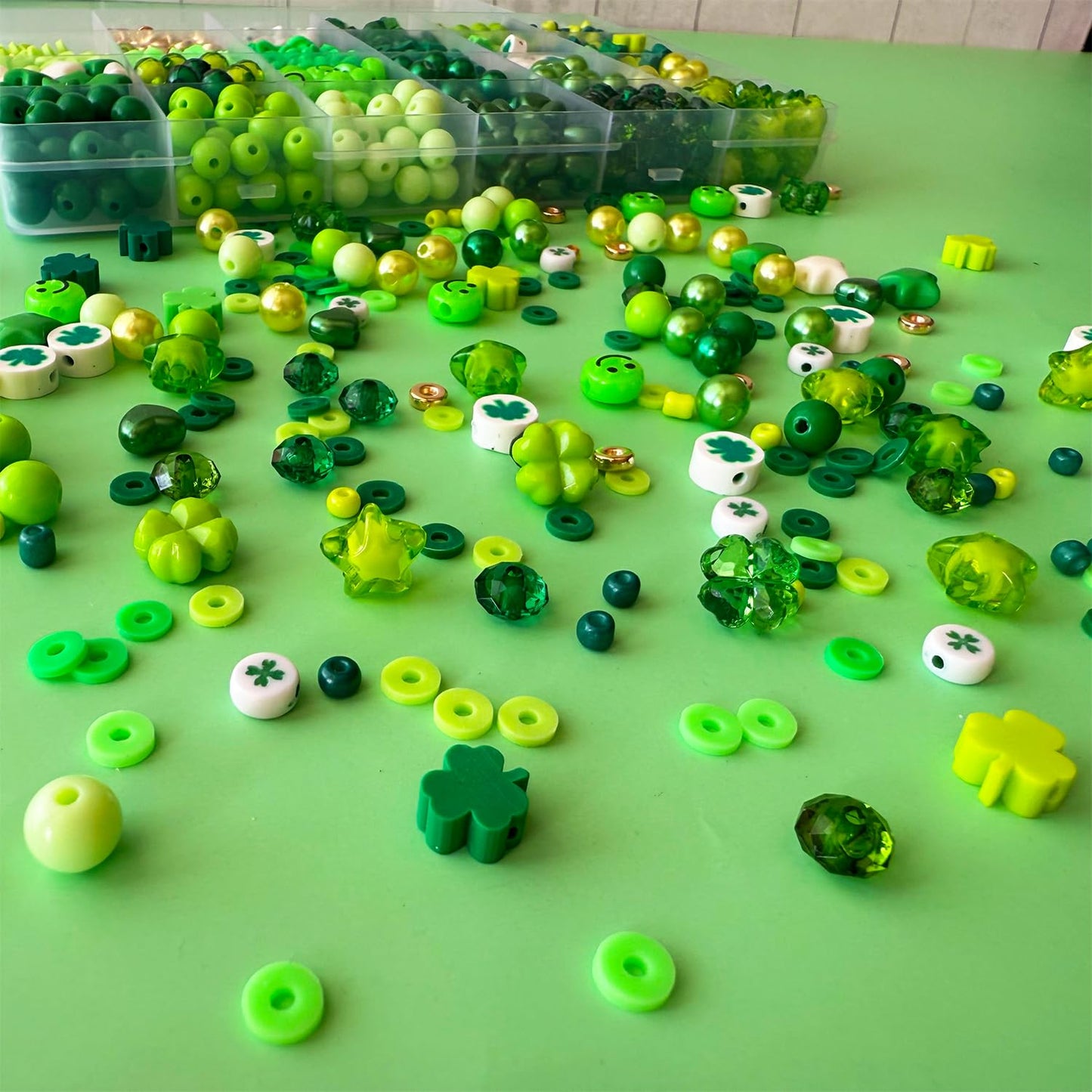 1870PCS St. Patrick’s Day Beads for Bracelet Jewelry Making Kit, Green Polymer Clay Beads Assorted Acrylic Pearl Bead Irish Shamrock Beads Leaf Clover Beads Charms for Necklace Earring DIY Craft Gifts