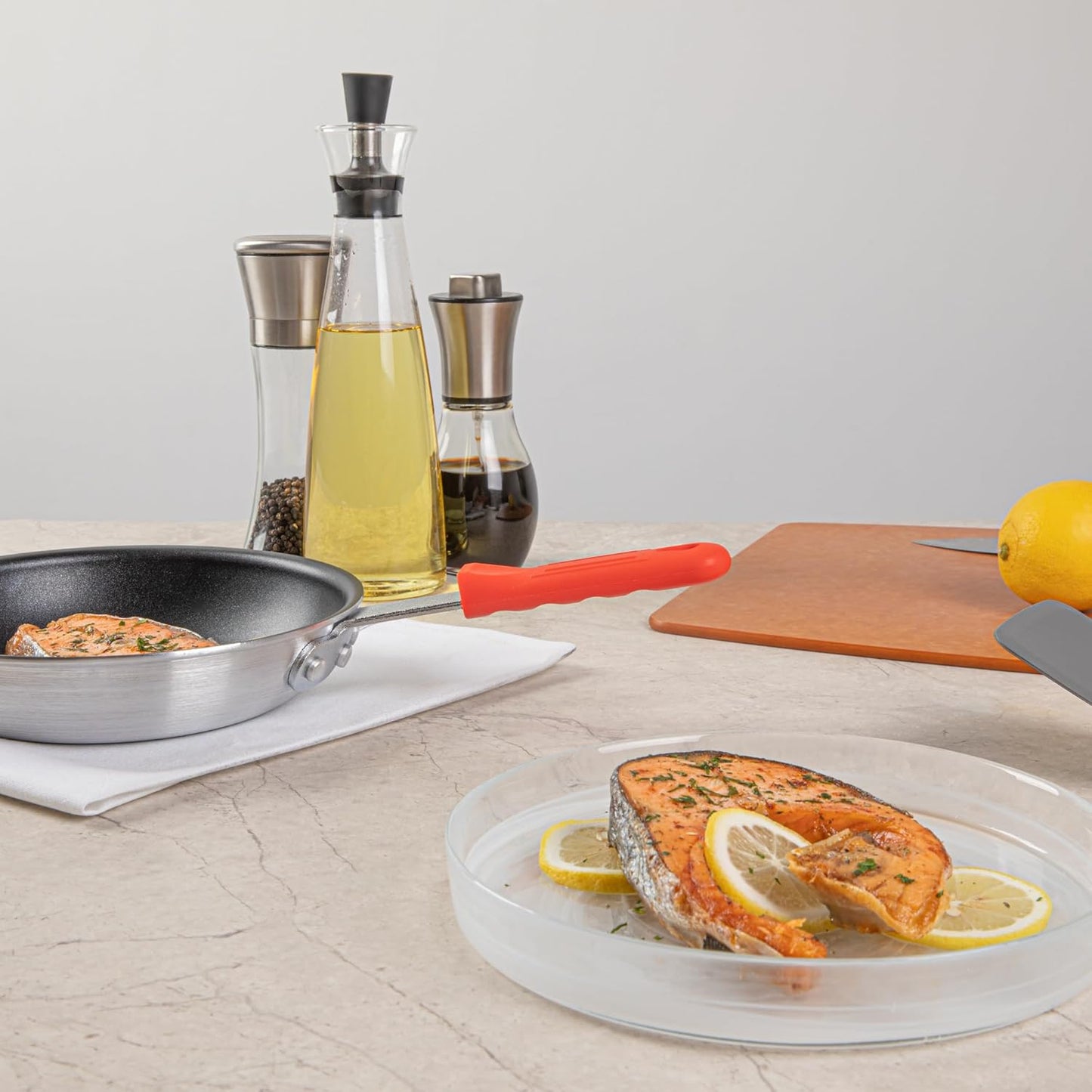 Restaurantware Met Lux Pan Handle Sleeve, 1 Removable Cover for 8-inch and 9-inch Pans, Red Silicone, Dishwashable
