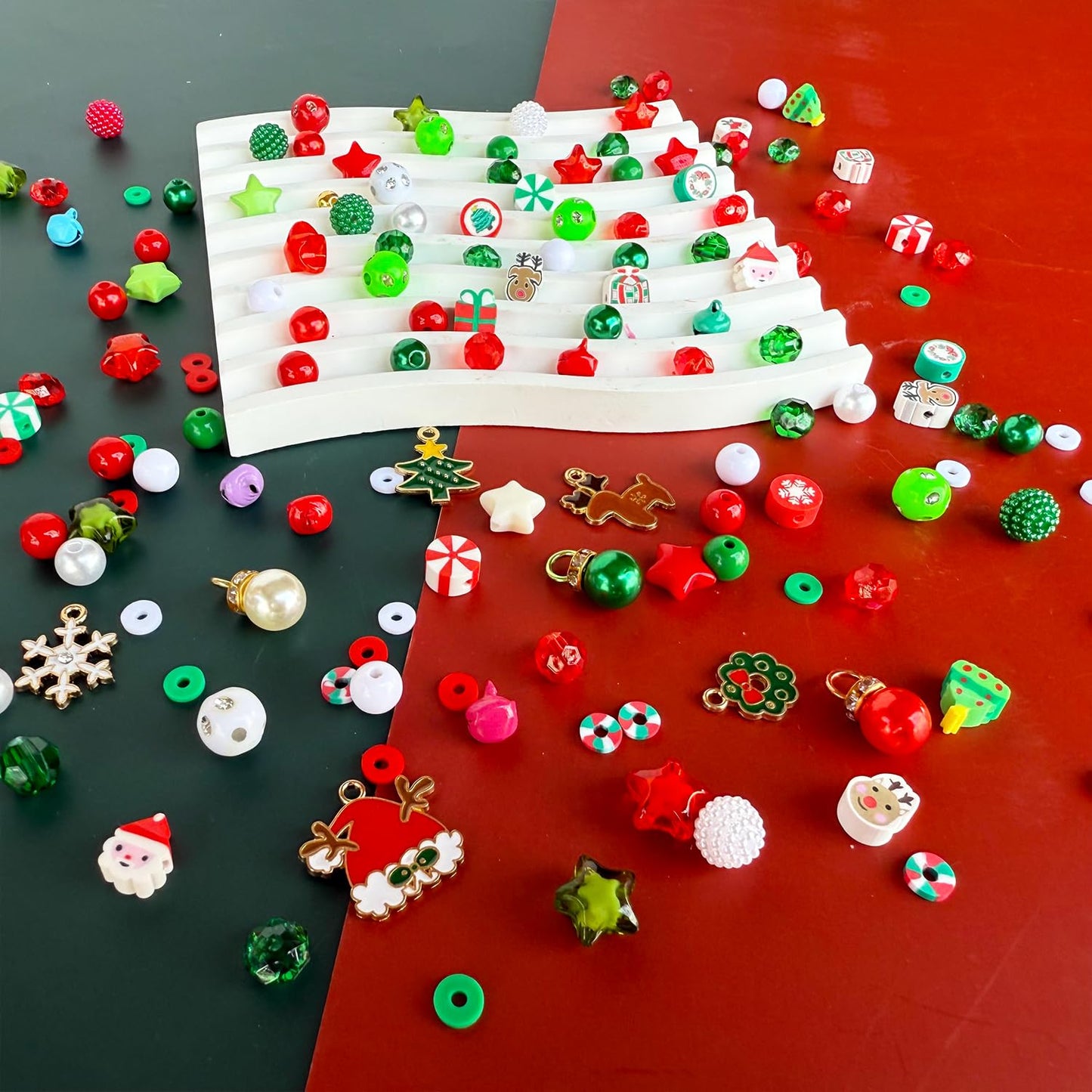 1540PCS Christmas Beads for Bracelets Jewelry Making Kit, Christmas Tree Snowflake Charms, Red Green Xmas Clay Beads Assorted Acrylic Crystal Round Pearl Star Spacer Bead for DIY Crafts Necklace