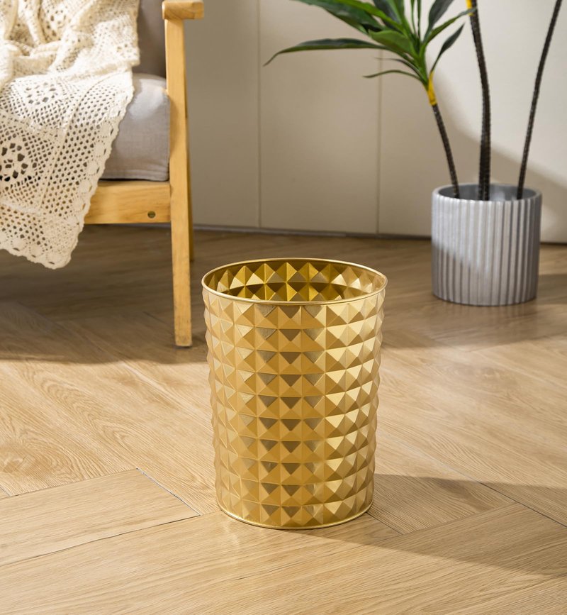 Venalys Small Round Metal Trash Can Wastebasket, Decorative Diamond Pattern Garbage Can Waste Paper Bin, Modern Farmhouse Round Trash Bin for Bathroom, Bedroom, Kitchen and Office (Gold)