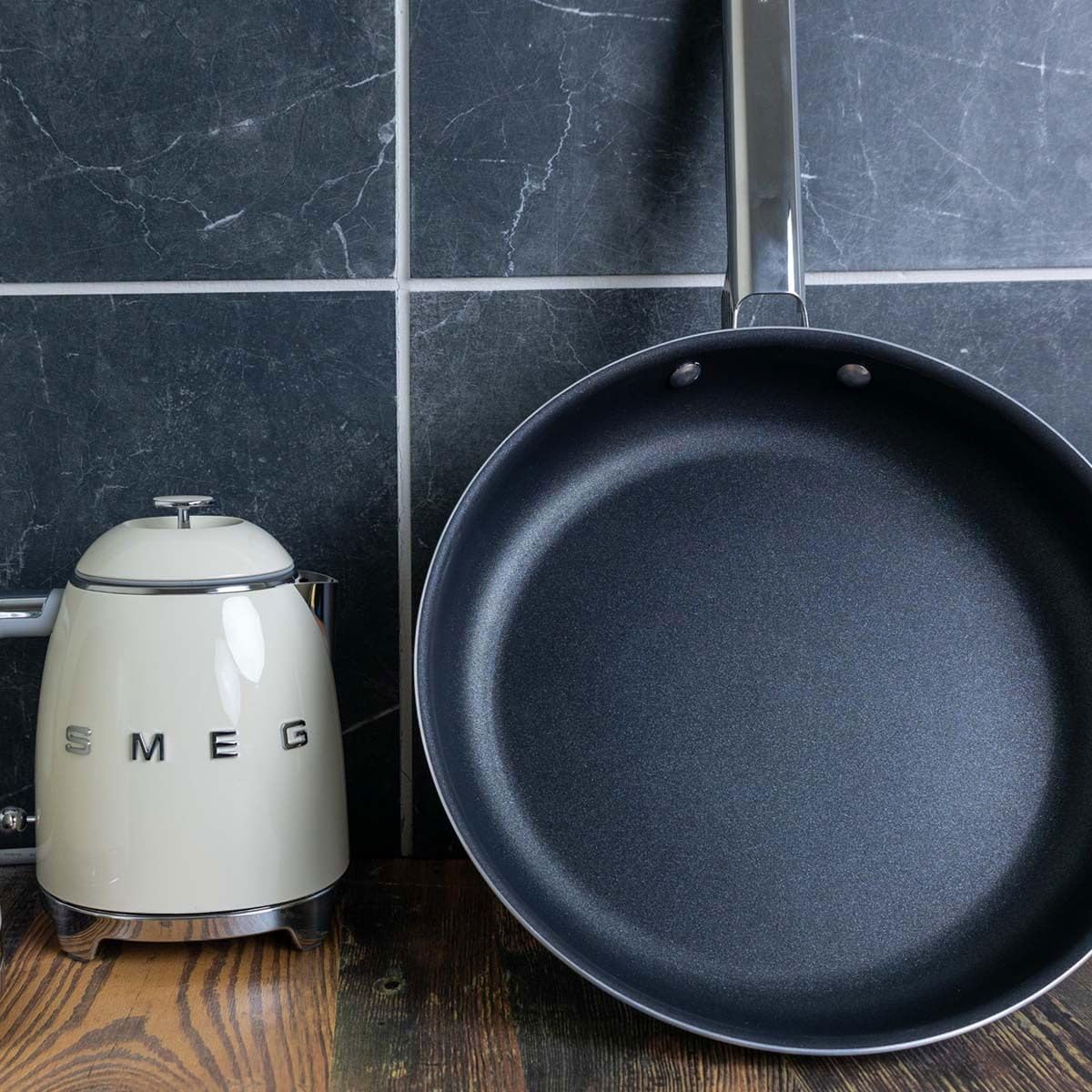 SMEG 50's Retro Style 7 Cup Electric Water Kettle with Automatic Shutoff, Removable Base, and Water Indicator, KLF03CRUS, Cream