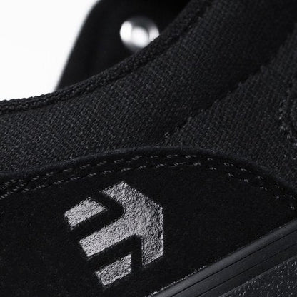 Etnies Barge LS – Classic Skate Look, Slim Vulcanized Silhoutte, Hefty Armored Collar, Reinforced Vulc - Black/Black/Black - 5.5