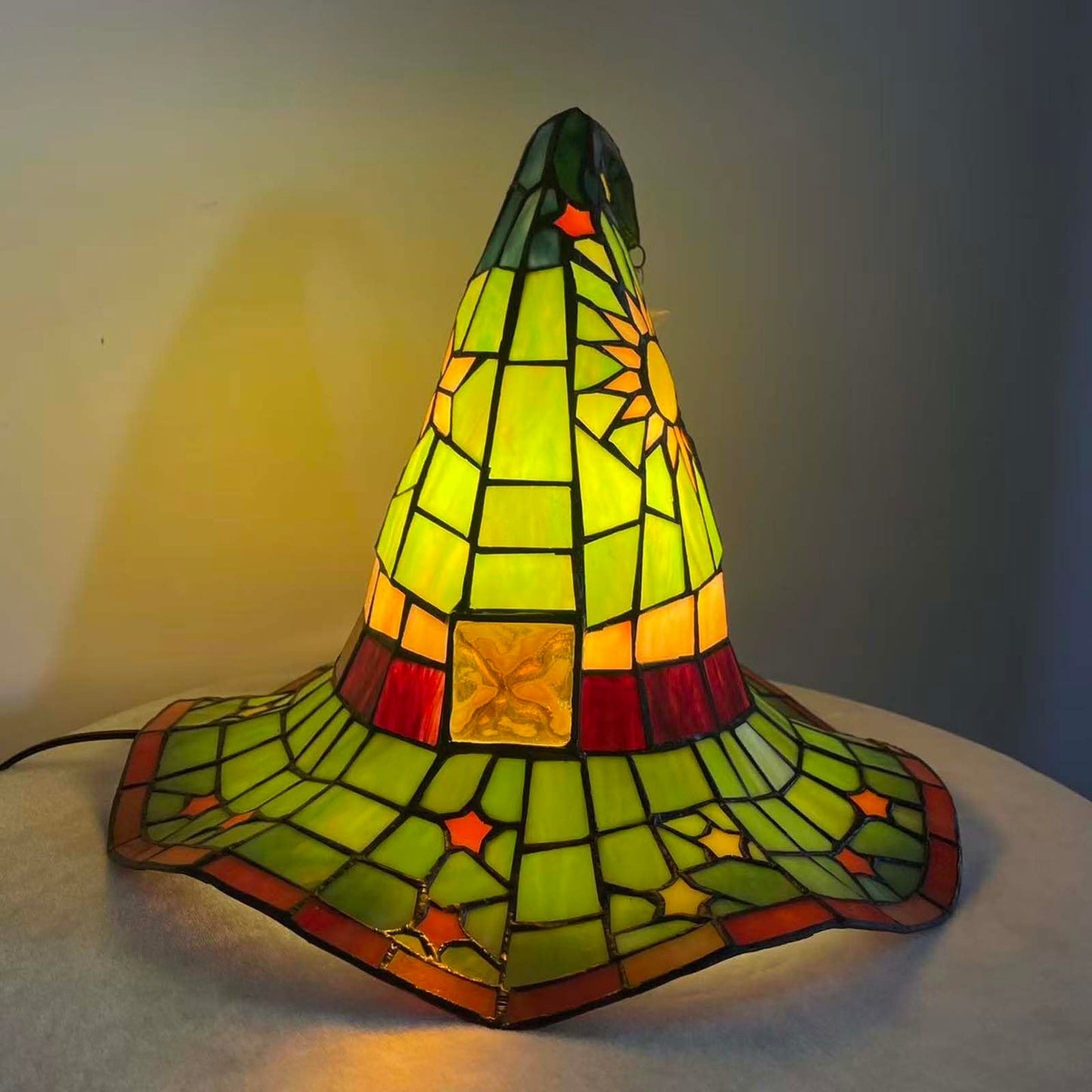 Bieye L13011 Tiffany Style Stained Glass Wizard Hat Table Lamp with Hanging Star, Handcrafted Fantasy Witch Hat Accent Light for Magical Home & Halloween Décor