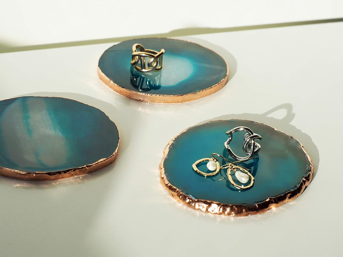 Moon&Decor Sliced Agate Coasters Set of 4, 100% Natural Geode Coasters for Drinks Home Decoration with Golden Rims