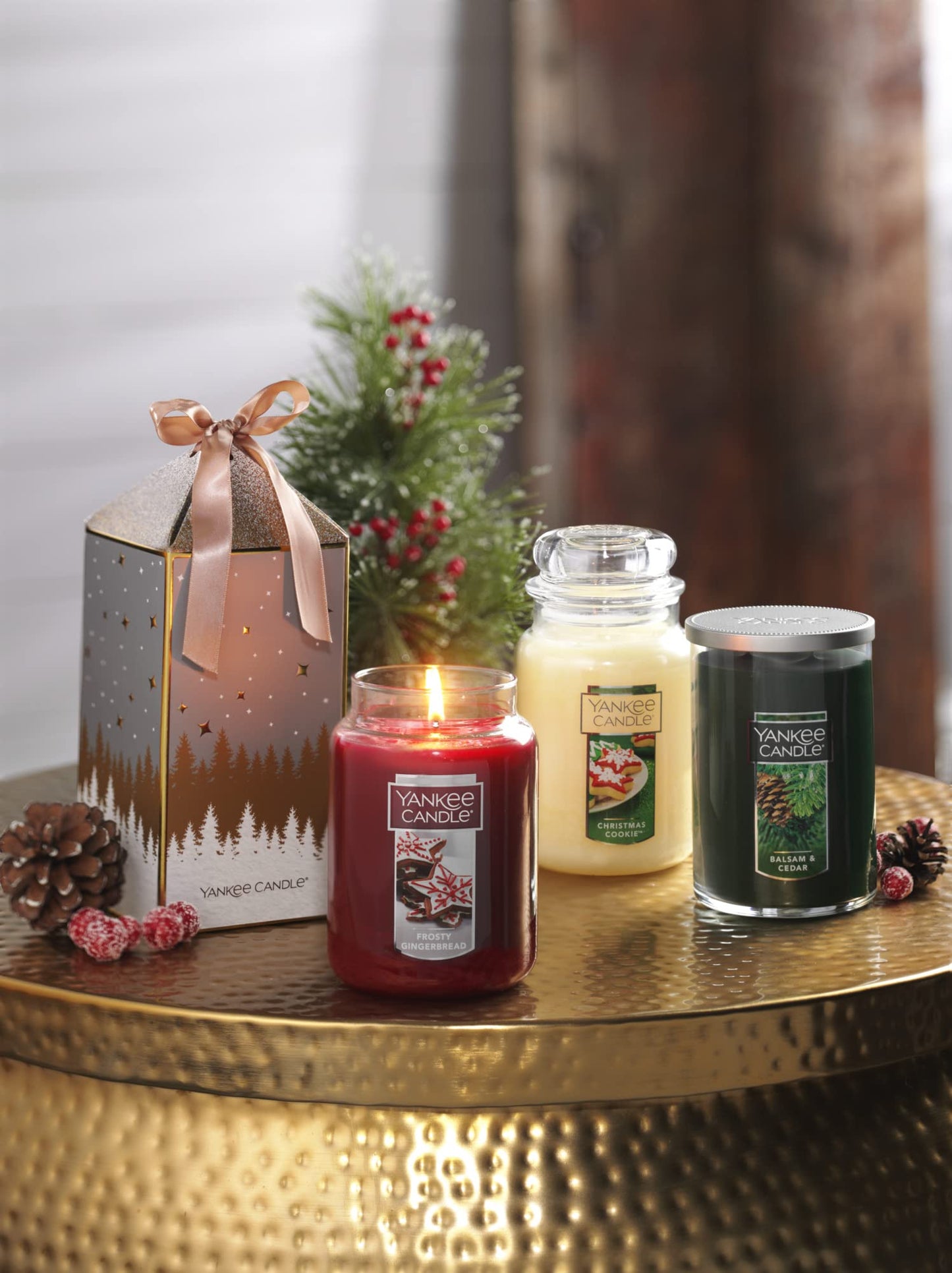 Yankee Candle Frosty Gingerbread Scented, Classic 22oz Large Jar Single Wick Candle, Over 110 Hours of Burn Time | Holiday Gifts for All