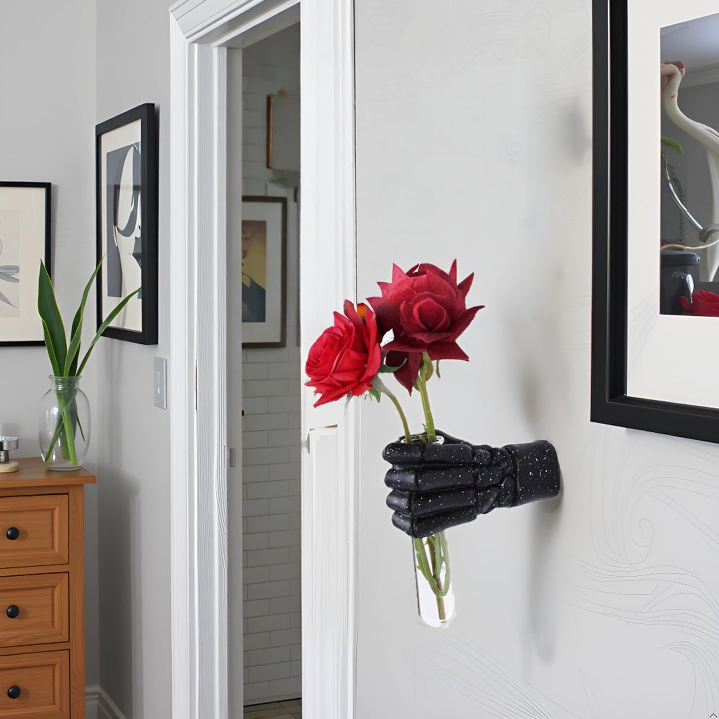 Halloween Wall Sculpture, Wall Mounted Creepy Skeleton Hands, Life-Sized Horror Skeleton Hands Decorations, Gothic Hanging Art Sculpture, Unique Wall Vase, Home Decor (Black)