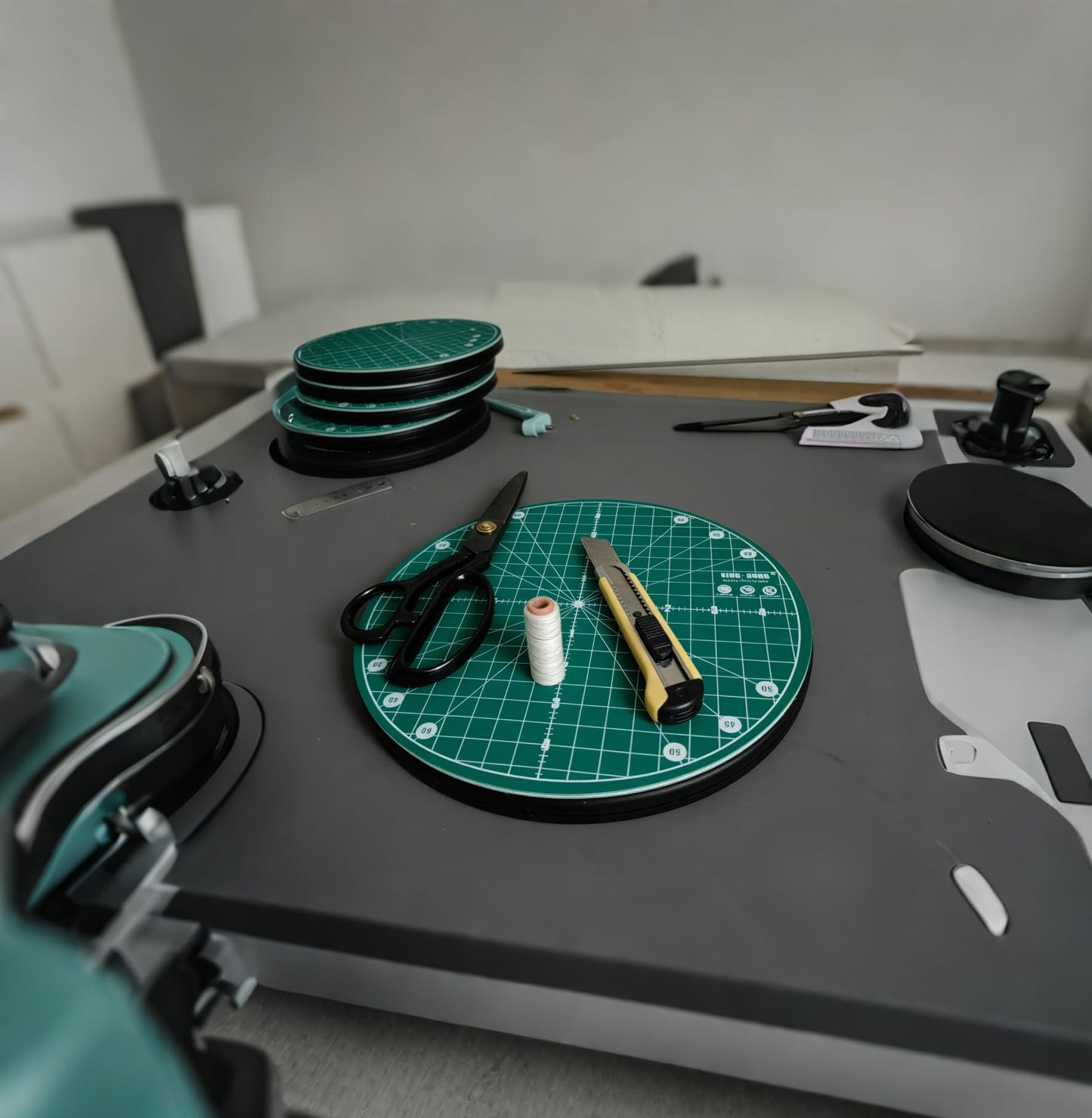 KING-KONG Round Rotary Cutting Mat, Green, 9.8 Inch, Self-Healing, for Crafts, Leather, and Advertising