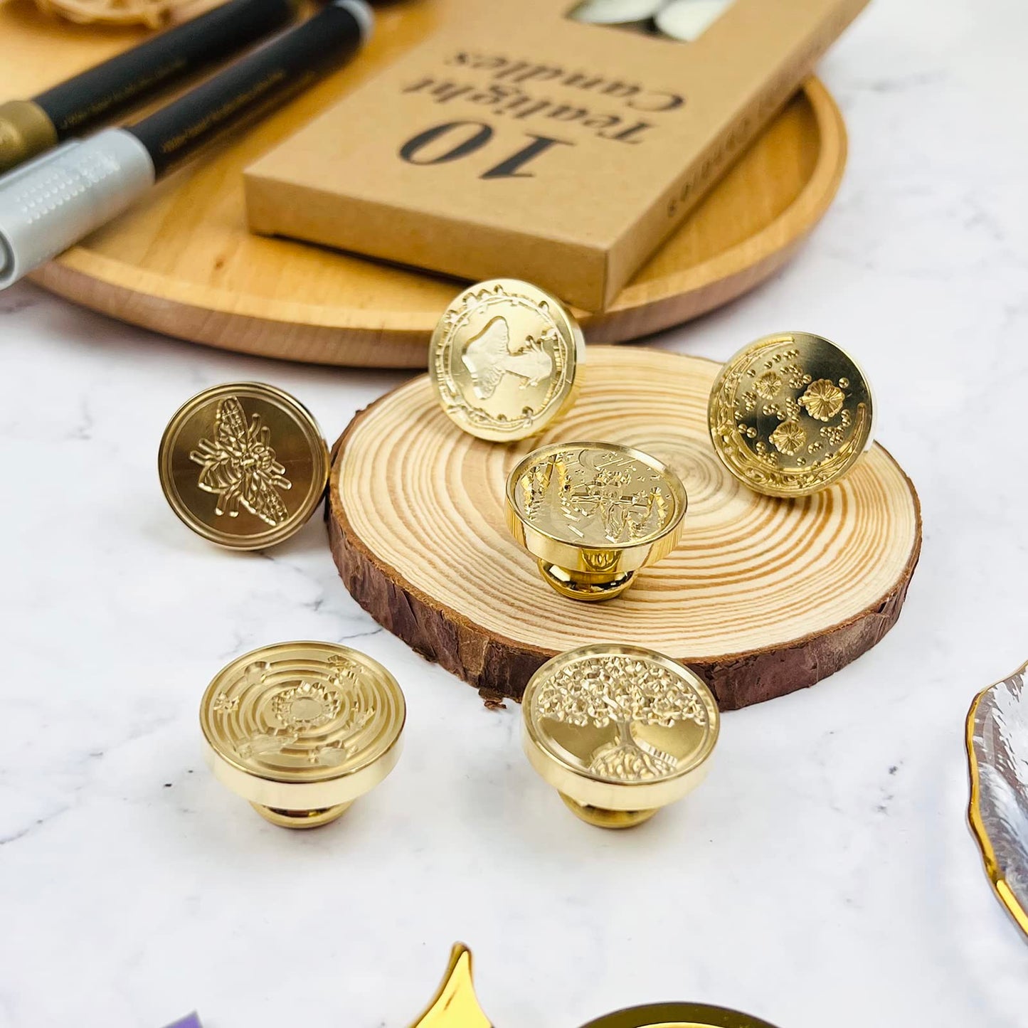 Wax Seal Stamp Kit with Gift Box, 672 Pcs Wax Seal Beads, 4 Pcs Wax Stamps, 2 Pcs Wax Seal Molds, Sealing Wax Warmer, Spoon, Mat, Metallic Pens, Candles, Wax Seal Kit for Craft Gift