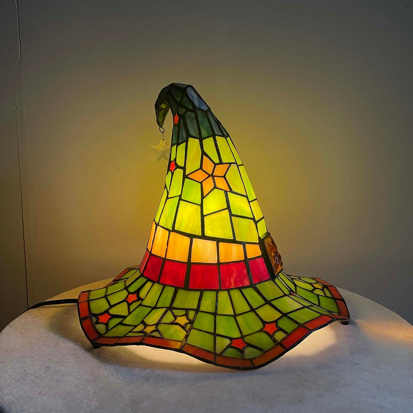 Bieye L13011 Tiffany Style Stained Glass Wizard Hat Table Lamp with Hanging Star, Handcrafted Fantasy Witch Hat Accent Light for Magical Home & Halloween Décor