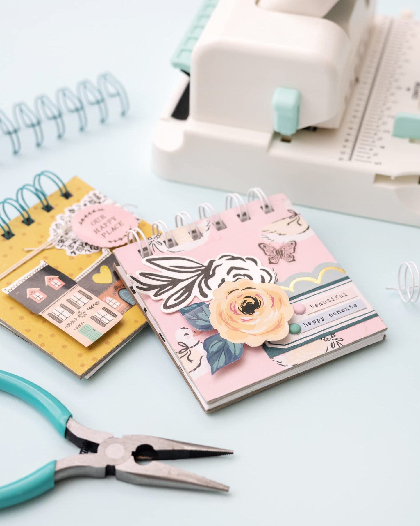 We R Memory Keepers Mini Cinch Bundle Includes Book Binding Machine, 16 Wires, Wire Cutters, and Six Black Bookboards, Easy to Use Design, Ruler, Wire or Spiral Coils, DIY Books, Notebooks, Calendars