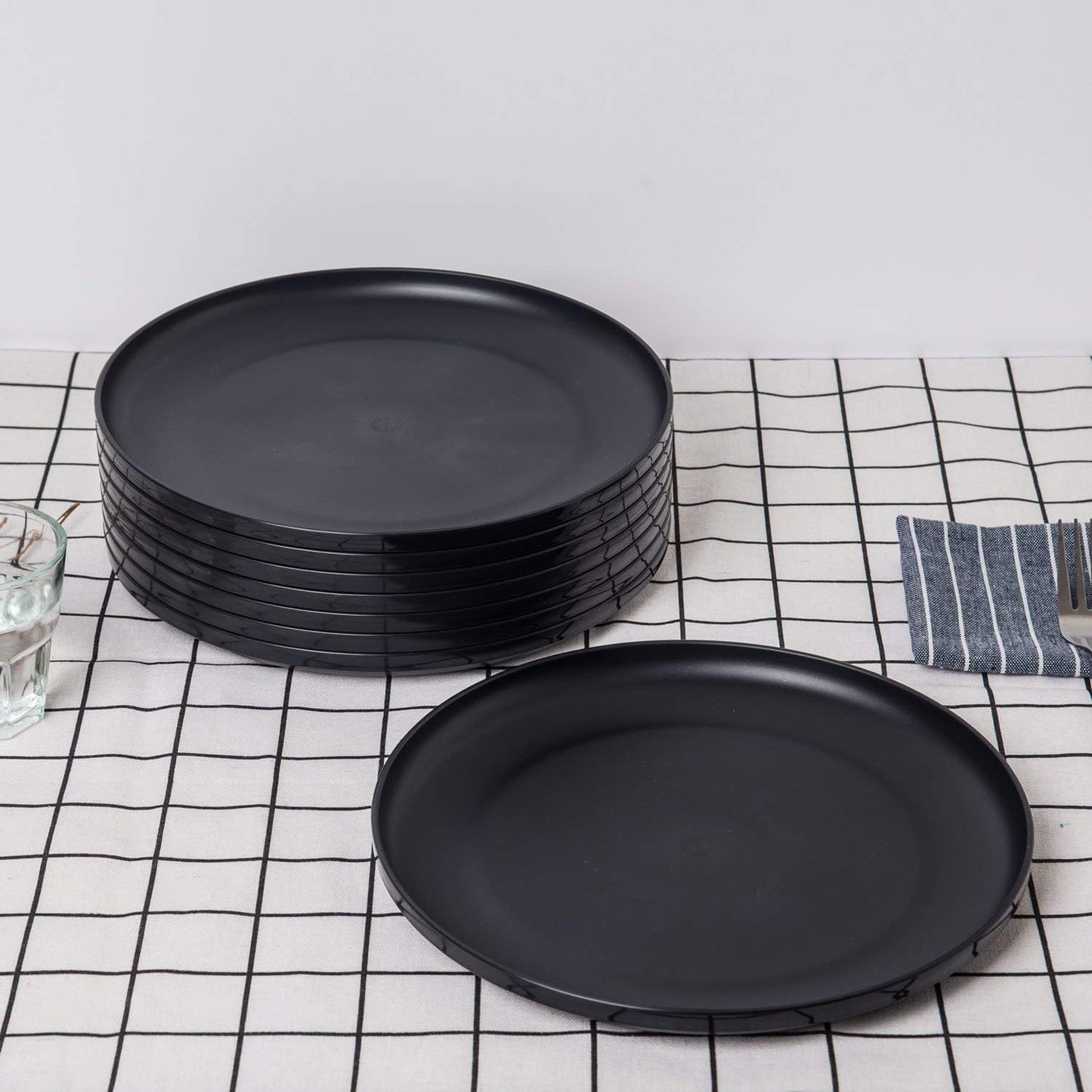 Set of 8 Black Plastic Dinner Plates, 9.75-inch, Microwave/Dishwasher Safe, BPA Free