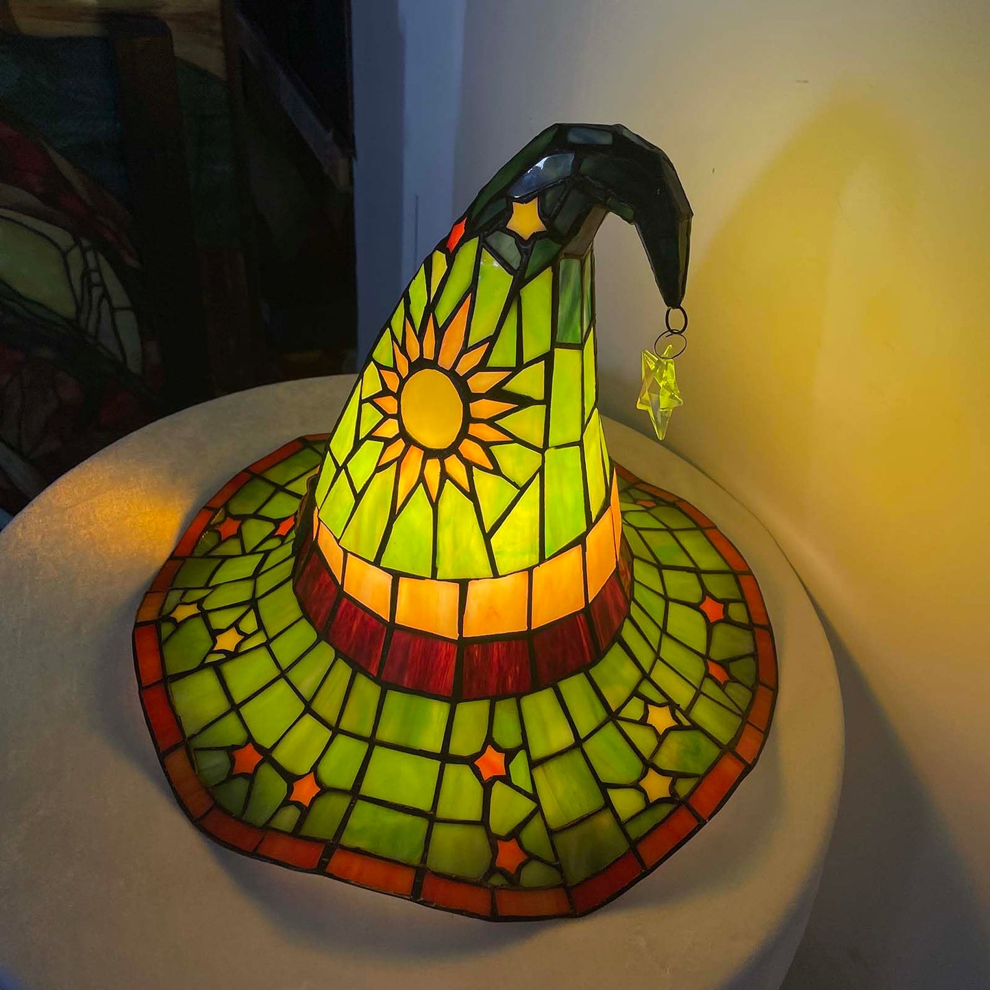 Bieye L13011 Tiffany Style Stained Glass Wizard Hat Table Lamp with Hanging Star, Handcrafted Fantasy Witch Hat Accent Light for Magical Home & Halloween Décor