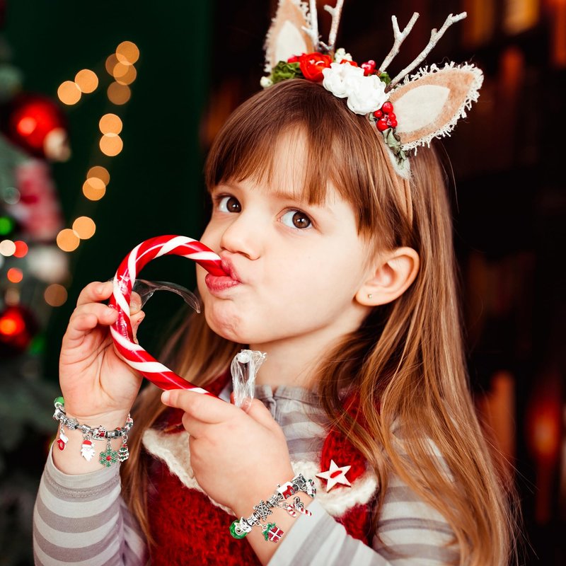 Christmas Advent Calendar Bracelets 2026 for Girls, 24 Days Xmas Countdown DIY Jewelry Kit with 22 Charm Beads and 2 Adjustable Bracelets Gift for Kids Teens Women