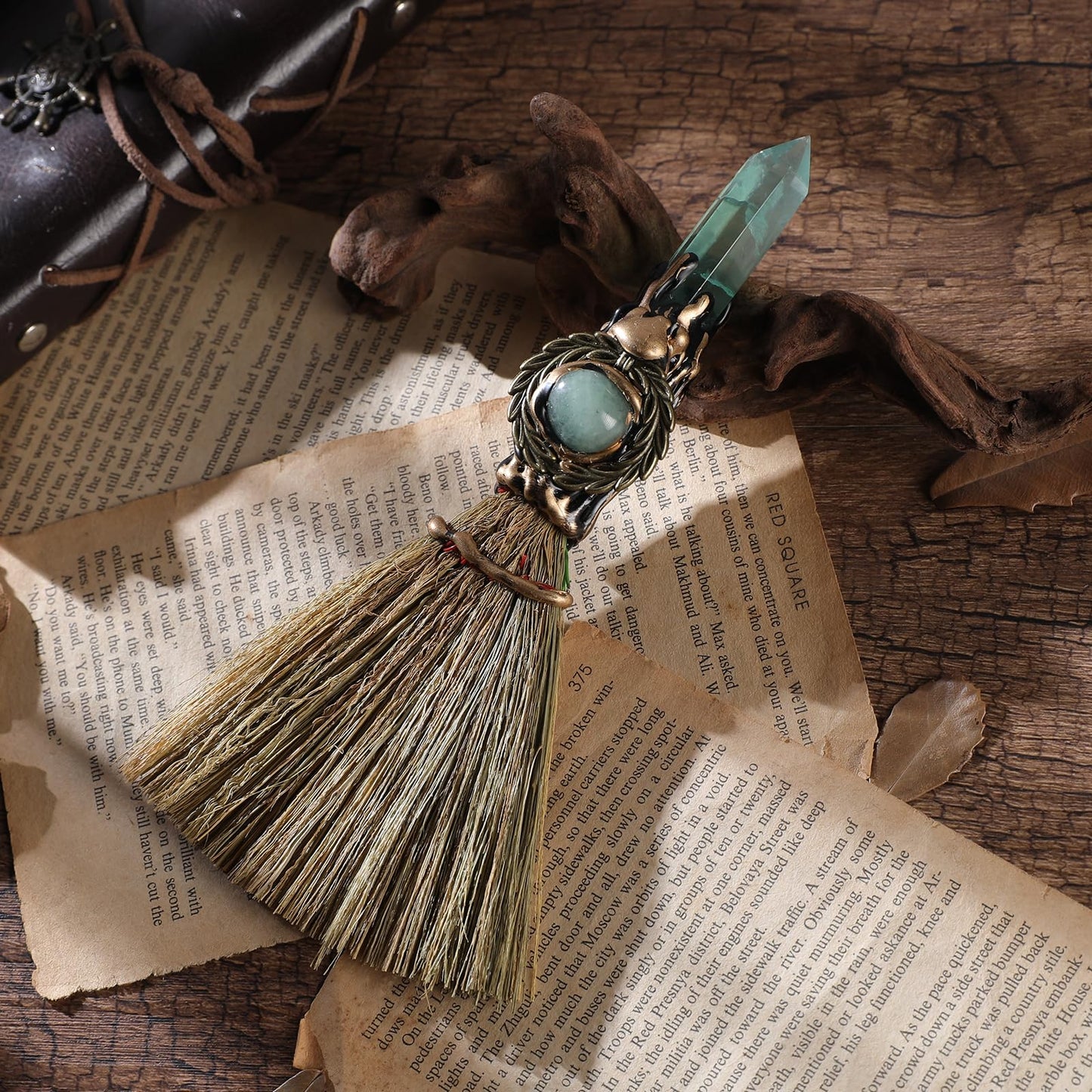 RENEMEGO Witch Broom Green Crystal - Witch Wiccan Altar Broom Witchcraft Witches Pagan Altar Decor Natural Reiki Energy Wand Stone Ritual Magic Ceremonial for Meditation Therapy Halloween Decorations