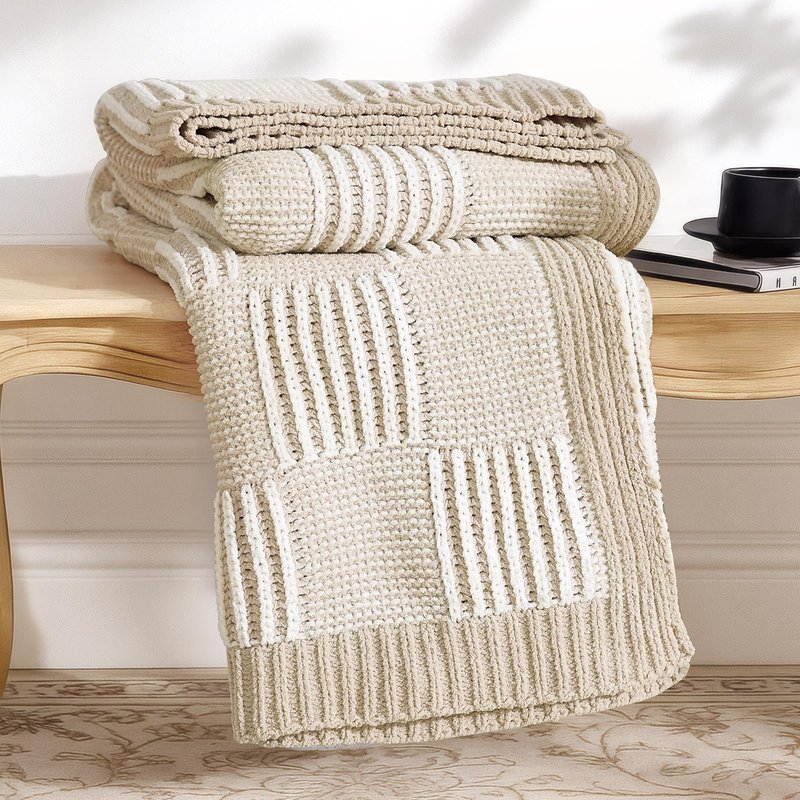 Amélie Home Knit Throw Blanket, Soft Chenille Cozy Breathable Dual Tone Checkered Chunky Decorative Blanket for Couch, Bed & Sofa, French-Inspired Lightweight Warm Gift for Women, Beige, 50"x60"