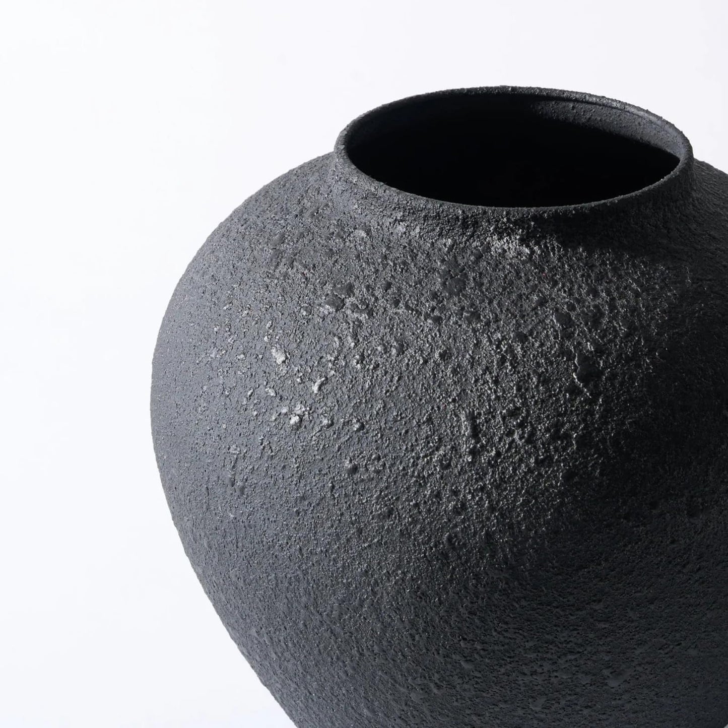 Black Large Round Vase Pottery Look for Home Decor, Arina Black Rustic Iron Vase Modern Farmhouse, Console Table Decor, Earthy Textured Metal Big Black Round Vases for Centerpieces, Jarrones Grandes