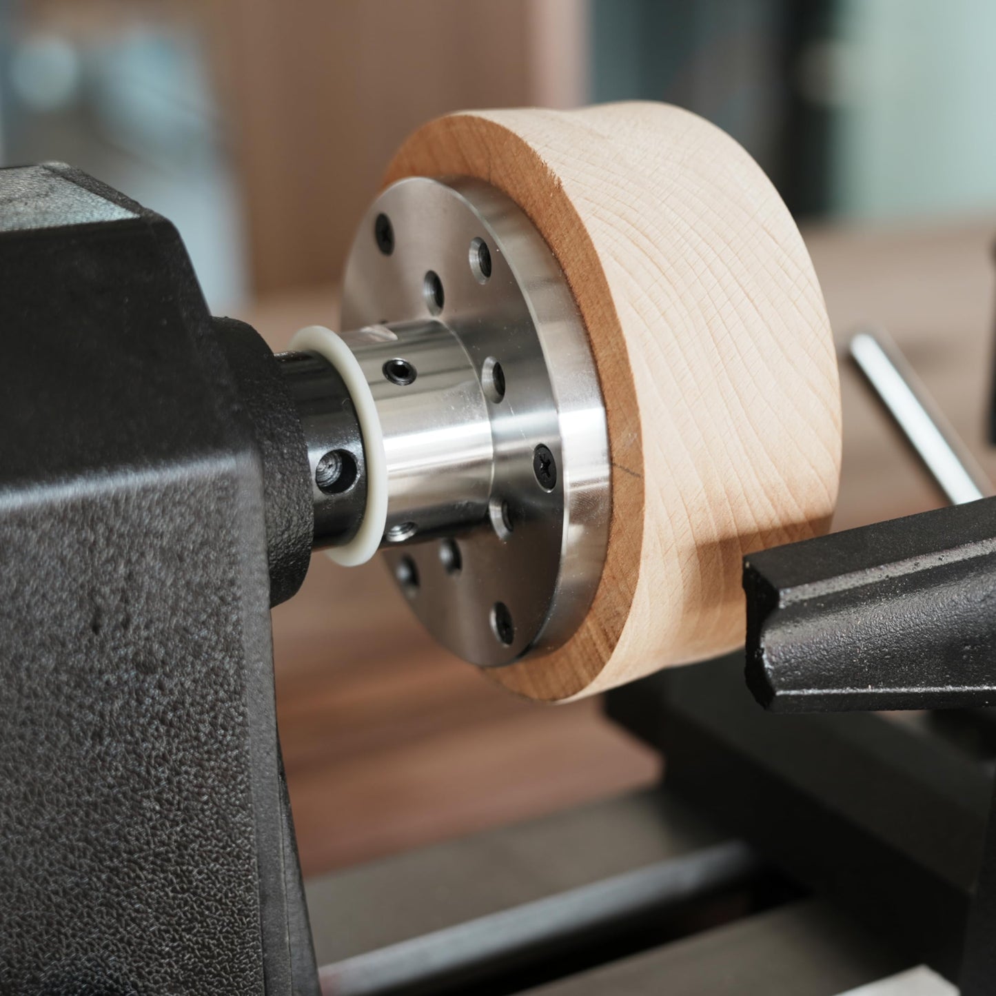 BMWOOD 4" Faceplate with 1"x8TPI Thread, with Two Nylon Washers for Woodturning Lathe,12 Mounting Holes.