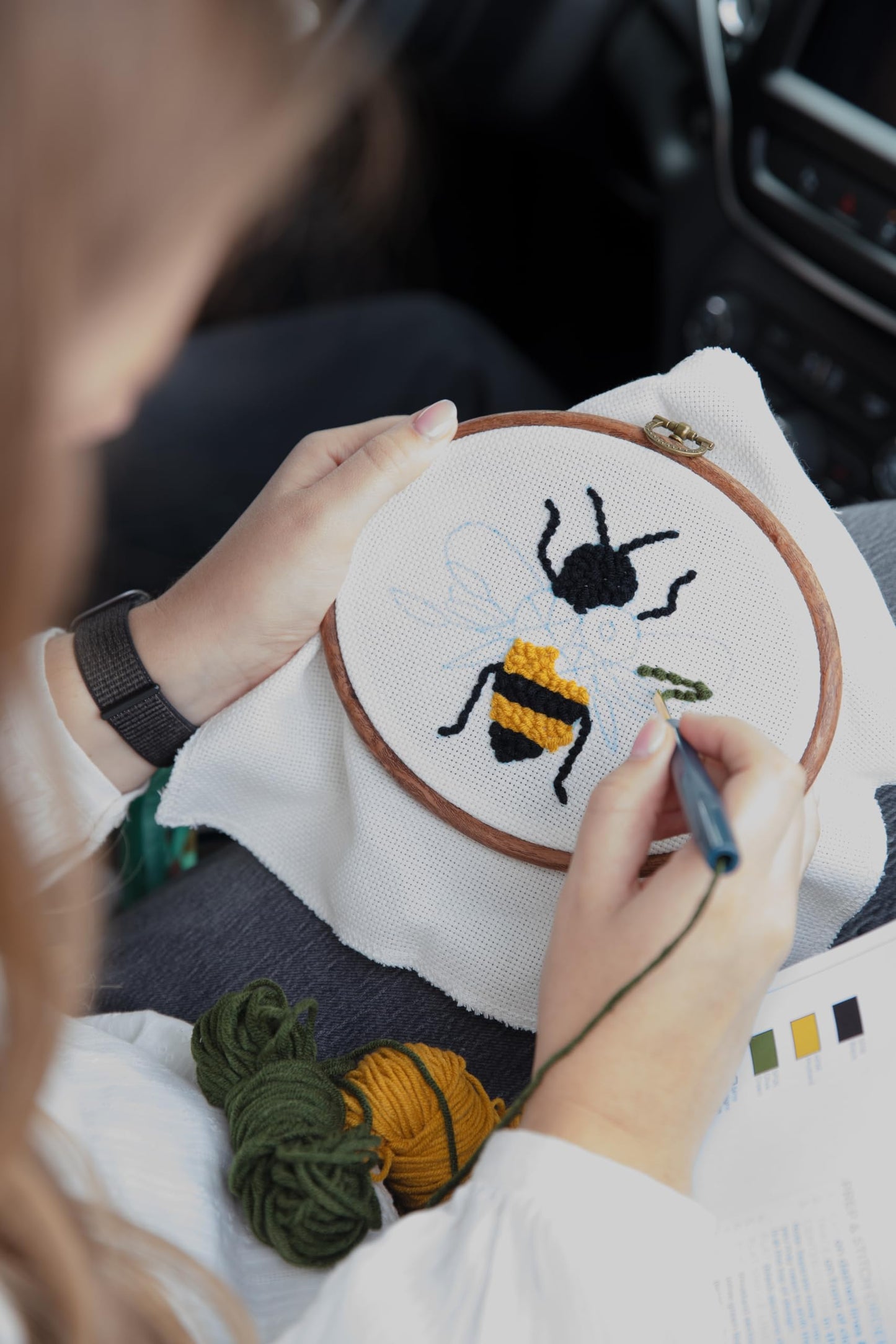 Kimberbell Punch Needle Set – Bloomin’ Bee - Complete DIY Embroidery Kit with Tool, Monks Cloth, Frame, Yarn & Dimensional Flowers – Adorable Bee Punch Needle Craft with Reusable Project Bag