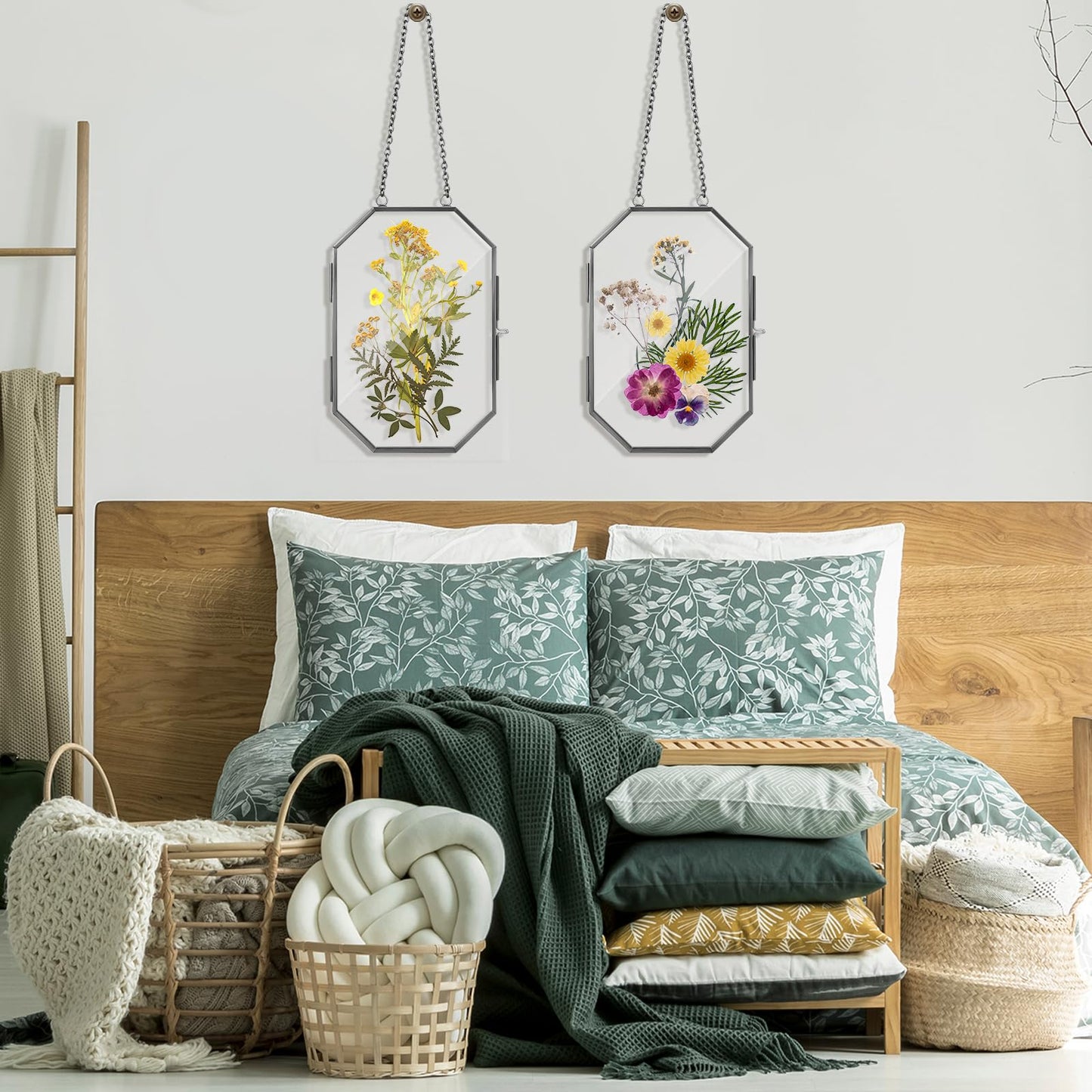 Qunclay 2Pcs Pressed Flower Frames Floating Wall Hanging Double Glass Frames with Metal Chain for Display Dried Plant Specimen Picture Pretty Gifts for Mom Friends DIY Handy Craft(Black,4 x 6 Inch)