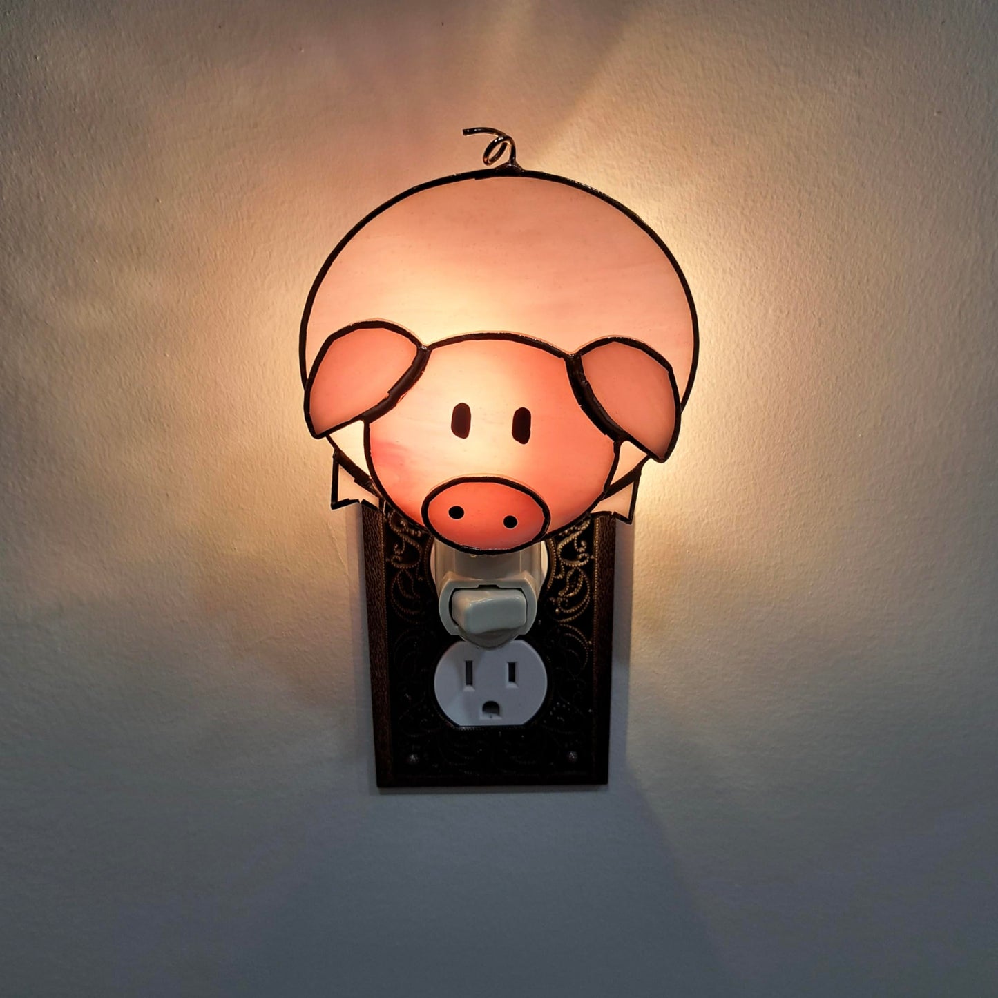 Gift Essentials Pink Pig Plug in Night Light - Stained Glass Nightlight with On/Off Rocker Switch - Includes One 4 Watt Replaceable Incandescent Warm Glow Bulb