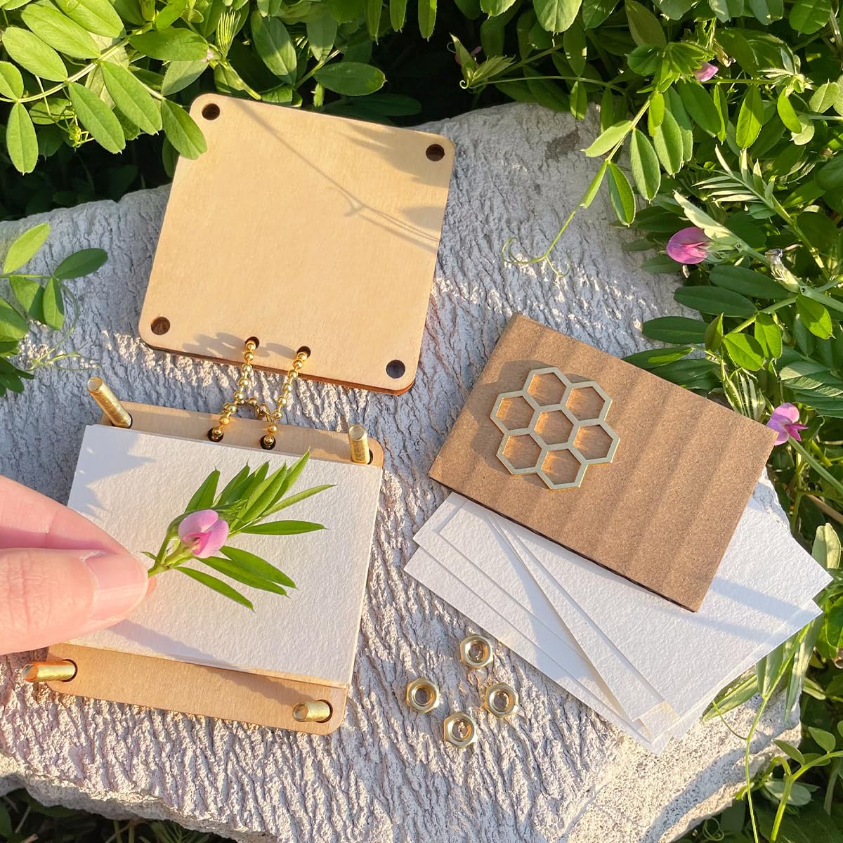 Happinit Pocket Flower Press, Small Flowers Press Kit, Micro Flower Pressing, Mini Plant Preservation Kit for Arts and Crafts Lovers (Gold)