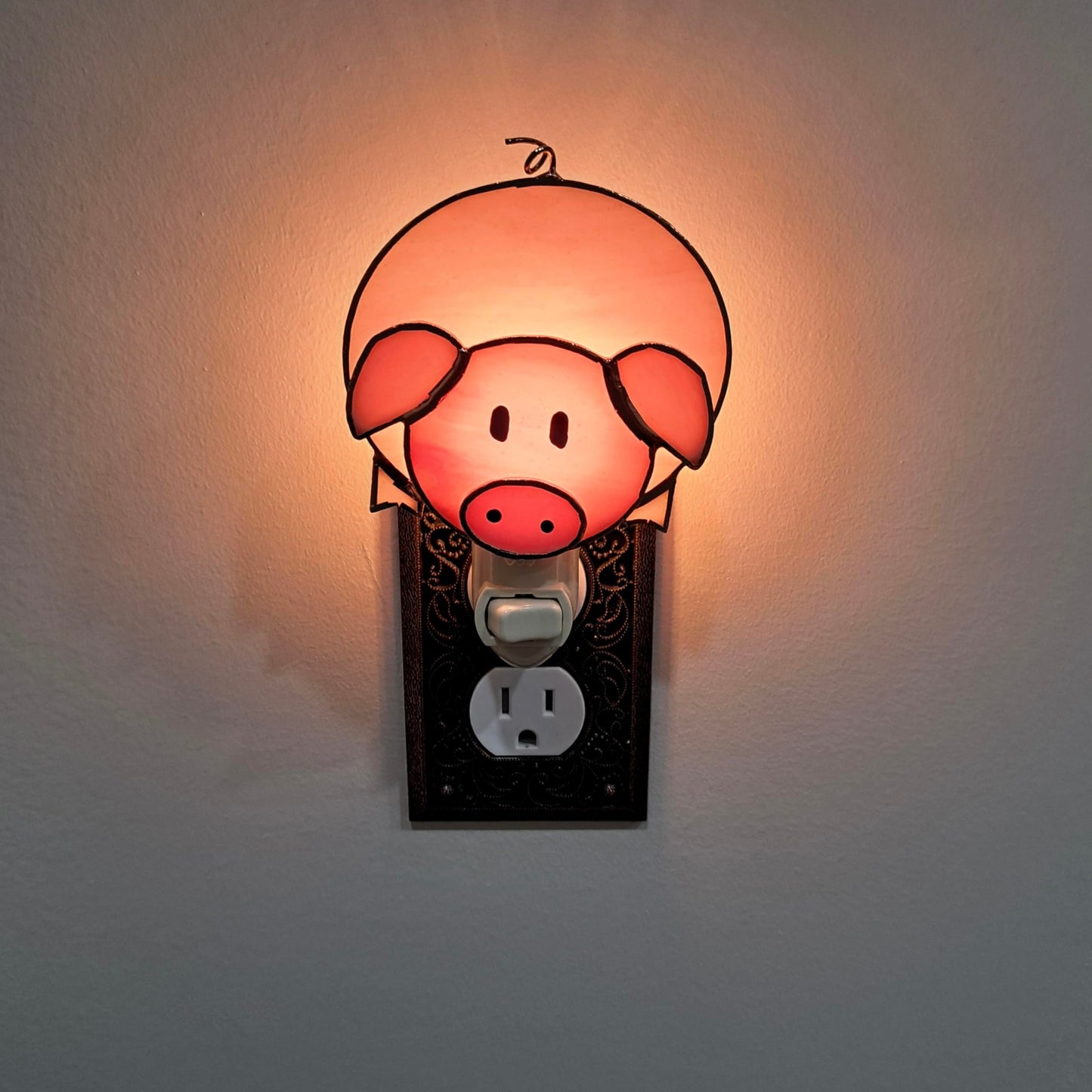 Gift Essentials Pink Pig Plug in Night Light - Stained Glass Nightlight with On/Off Rocker Switch - Includes One 4 Watt Replaceable Incandescent Warm Glow Bulb