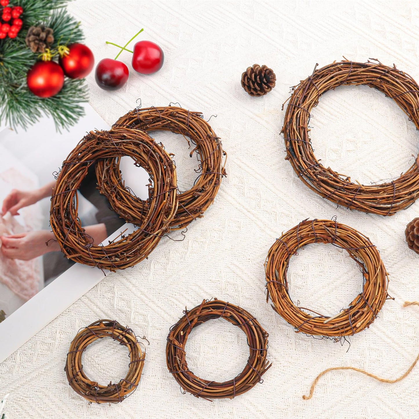 KUKLIPJIM 25 Pieces 4.72 Inch Natural Grapevine Wreath, Small Grapevine Wreaths, Vine Branch Wreath, for Christmas, Weddings, DIY Crafts, Parties and Festive Holiday Ornaments