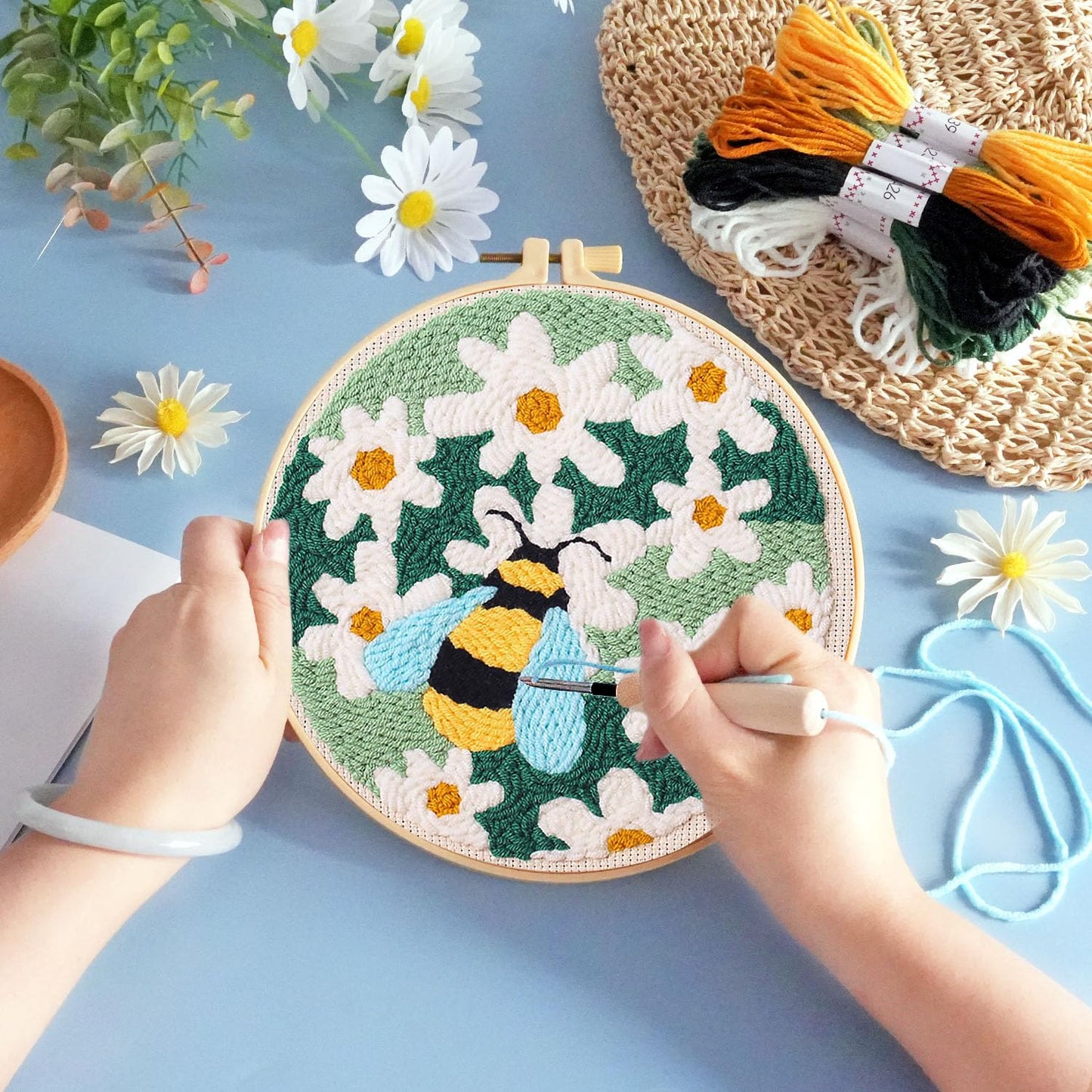 KESTAR Punch Needle Embroidery Starter Kits, Bee and Daisy Flower Punch Needle Kits for Adults Beginner, Needle Punch Kit Tool with Instruction Threader Fabric Yarns and Hoop