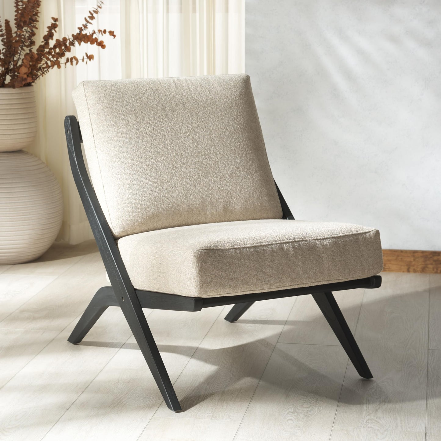 SAFAVIEH Couture Collection Nicki Scandinavian Sand/Black Boucle Solid Wood Accent Chair