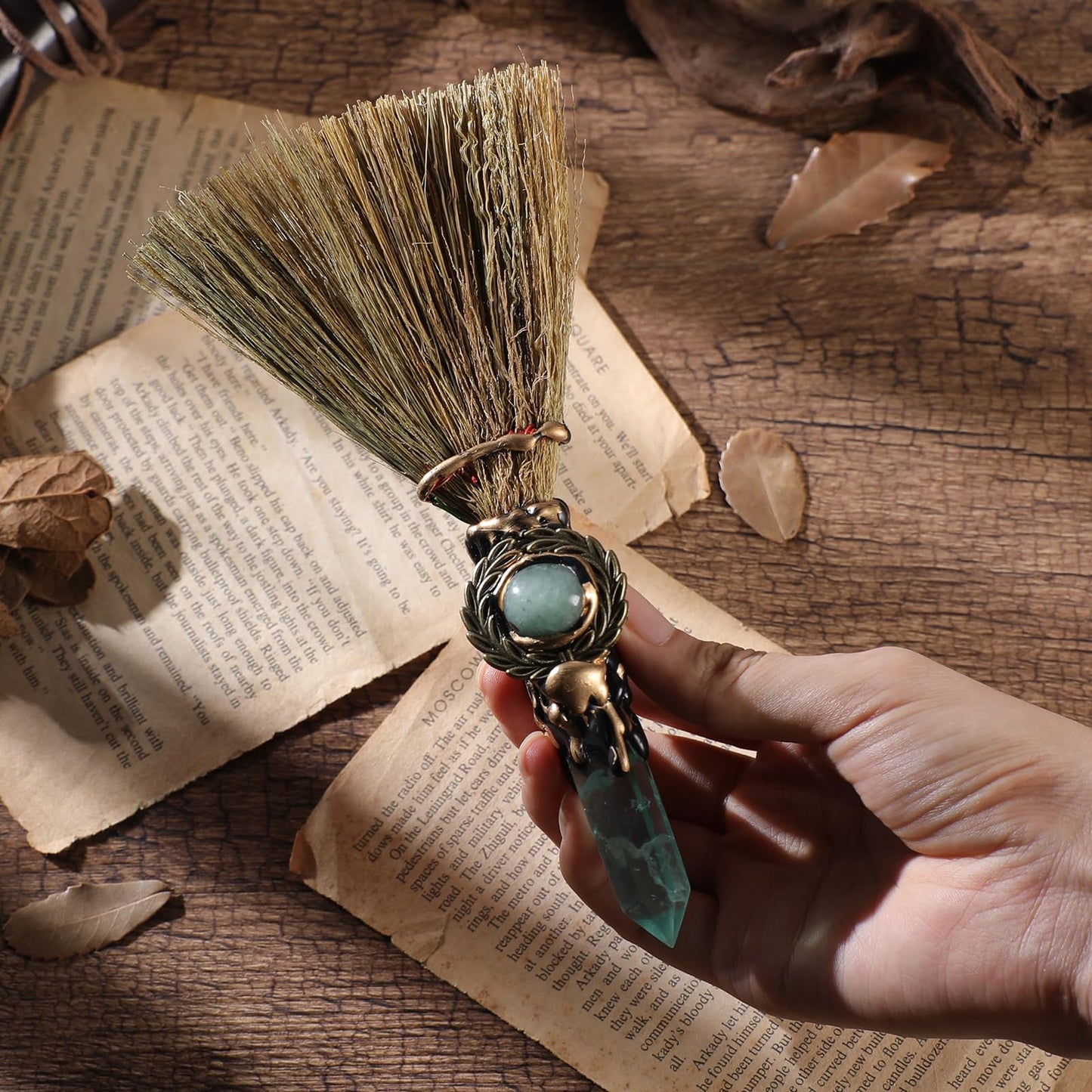 RENEMEGO Witch Broom Green Crystal - Witch Wiccan Altar Broom Witchcraft Witches Pagan Altar Decor Natural Reiki Energy Wand Stone Ritual Magic Ceremonial for Meditation Therapy Halloween Decorations