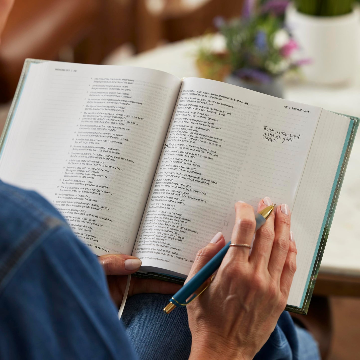 NKJV, Journal the Word Bible, Cloth over Board, Blue Floral, Red Letter, Comfort Print: Reflect, Journal, or Create Art Next to Your Favorite Verses