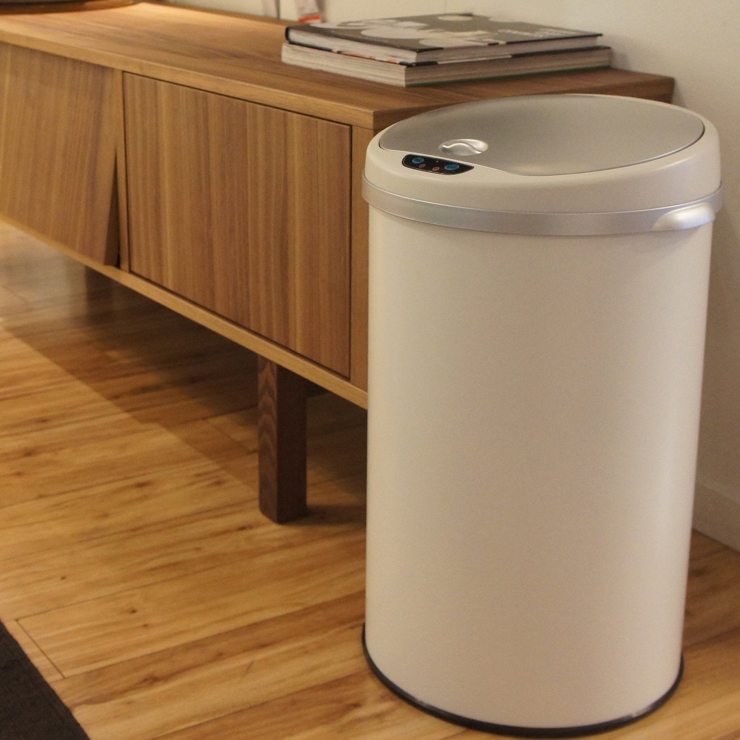 iTouchless Automatic Touchless Sensor Trash Can – 8 Gallon / 30.3 Liter – Pearl White – Round