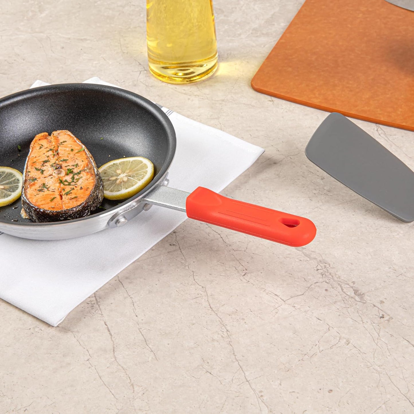 Restaurantware Met Lux Pan Handle Sleeve, 1 Removable Cover for 8-inch and 9-inch Pans, Red Silicone, Dishwashable