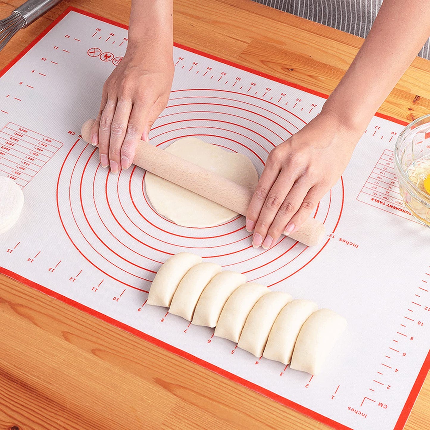 Silicone Baking Mat，Non Stick Rolling Dough with Measurements for Pie Pizza Cookies Fondant Making，Extra Thick Non Slip Silicone Pastry Mat (Red, L-16"×24")