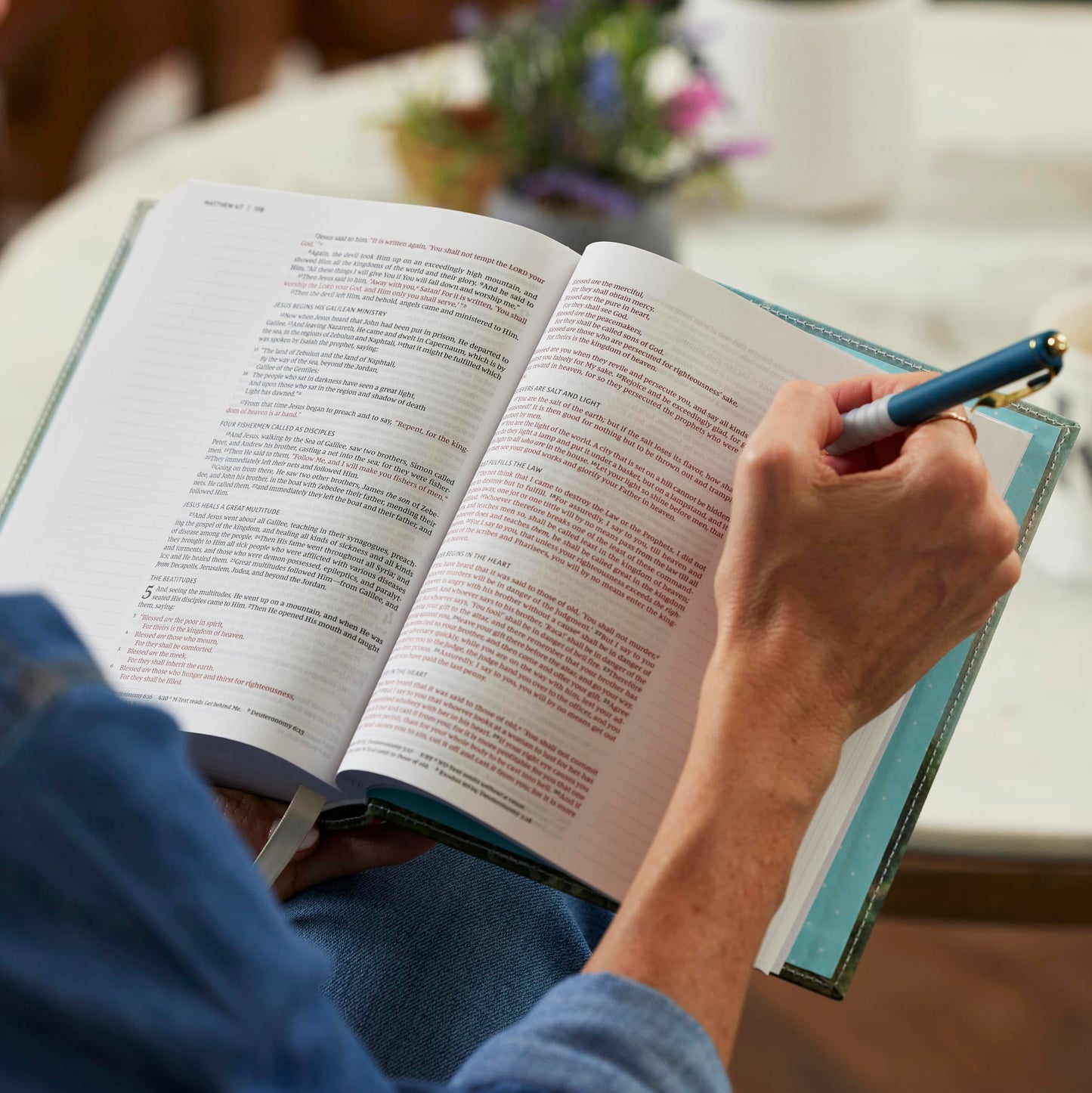 NKJV, Journal the Word Bible, Cloth over Board, Blue Floral, Red Letter, Comfort Print: Reflect, Journal, or Create Art Next to Your Favorite Verses