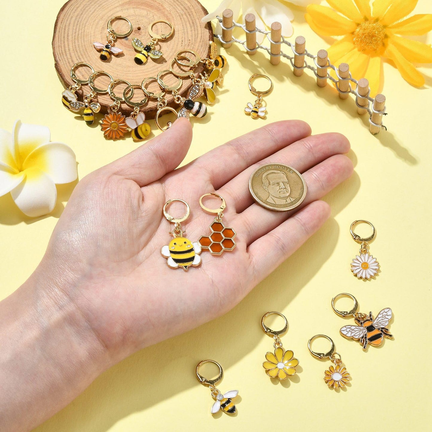 Stiesy 20 Pcs 20 Styles Bee Honeycomb Daisy Stitch Markers Enamel Crochet Stitch Marker Charms Removable Lobster Clasp Locking Stitch Marker for Knitting Weaving Sewing Quilting Handmade Jewelry
